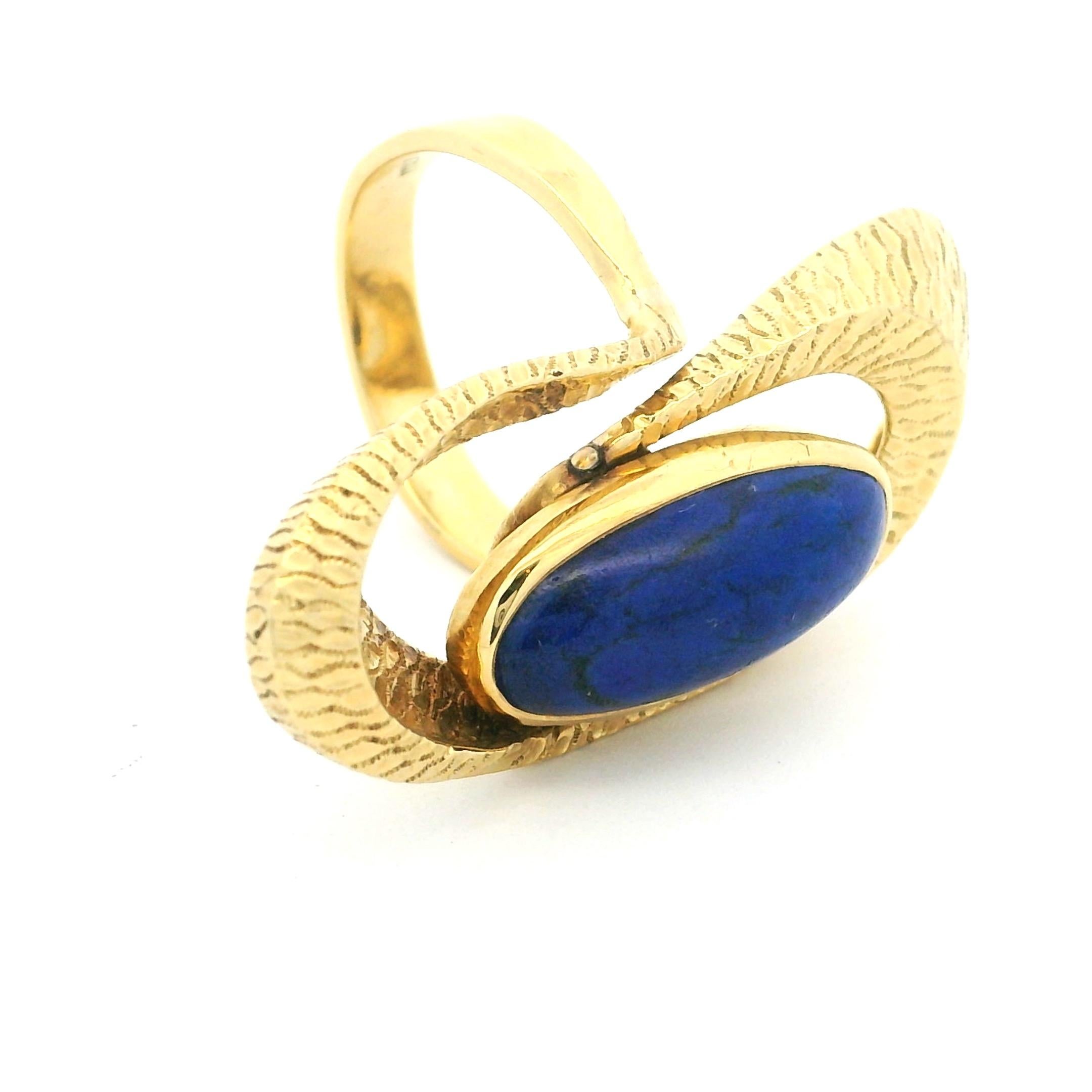 1970er Jahre amerikanischer Modernist 1,75 Karat Lapis Lazuli strukturierter 14K Gold Ring im Angebot 6