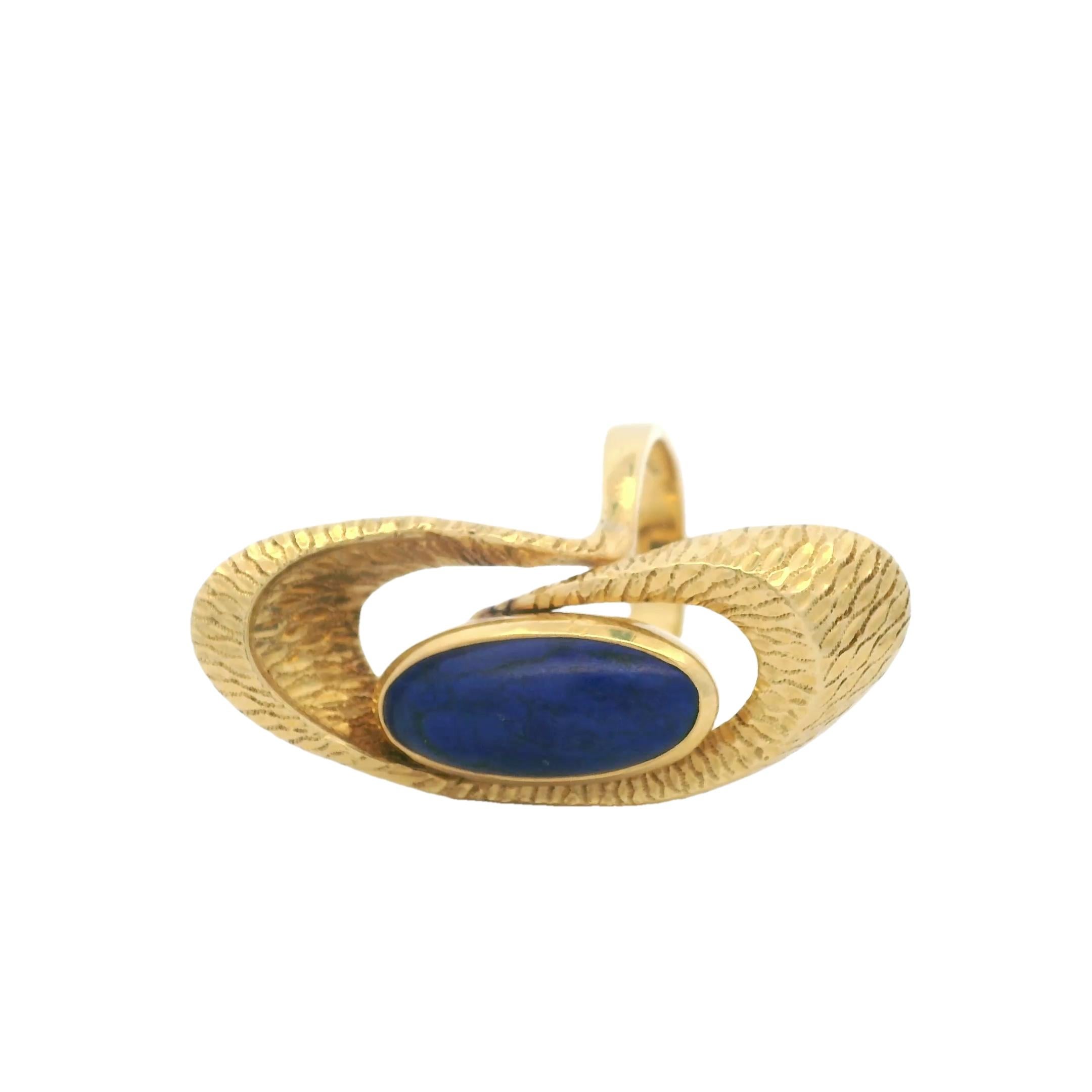Moderniste 1970 Bague en or 14 carats Lapis Lazuli 1,75 carat texturé en vente