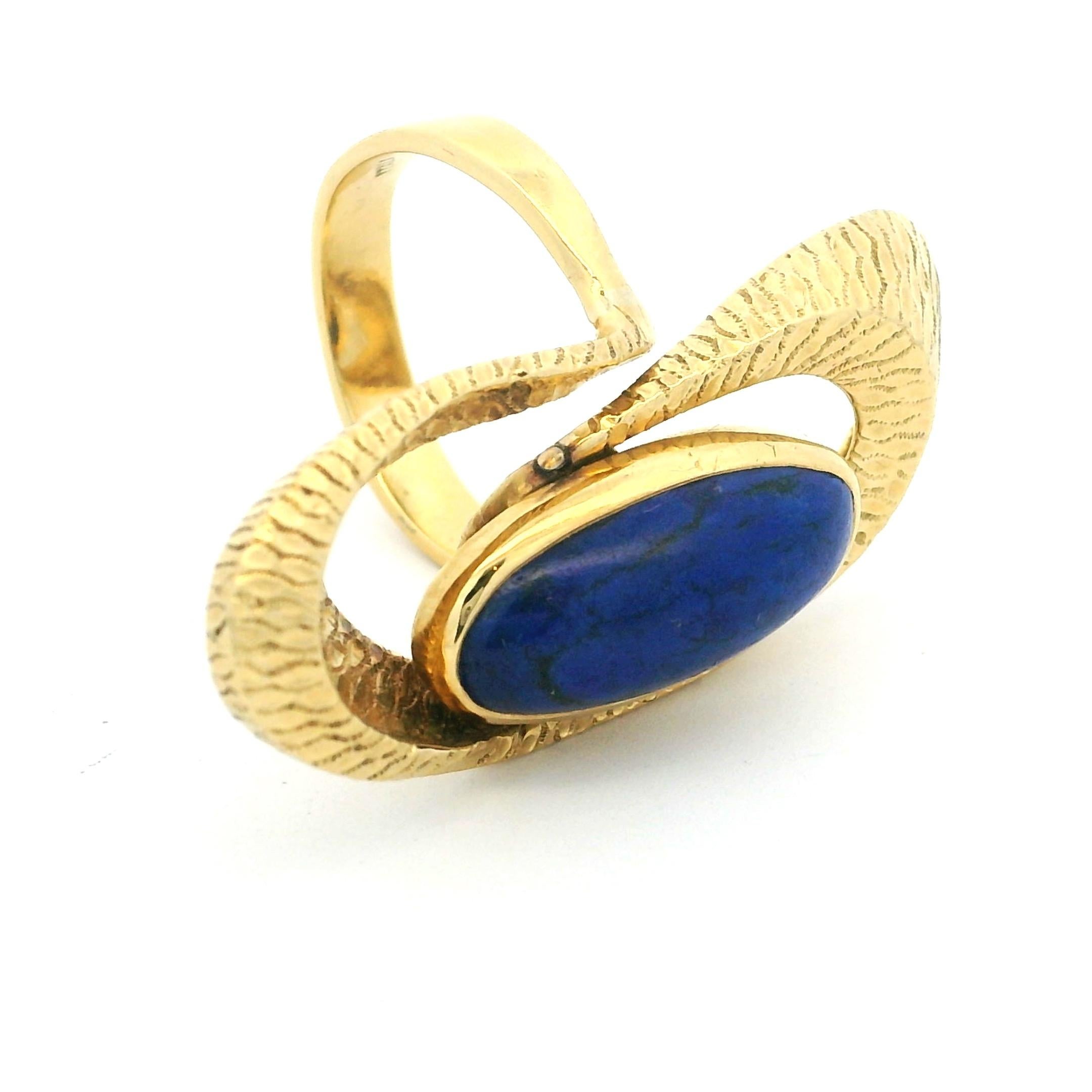 1970er Jahre amerikanischer Modernist 1,75 Karat Lapis Lazuli strukturierter 14K Gold Ring (Modernistisch) im Angebot