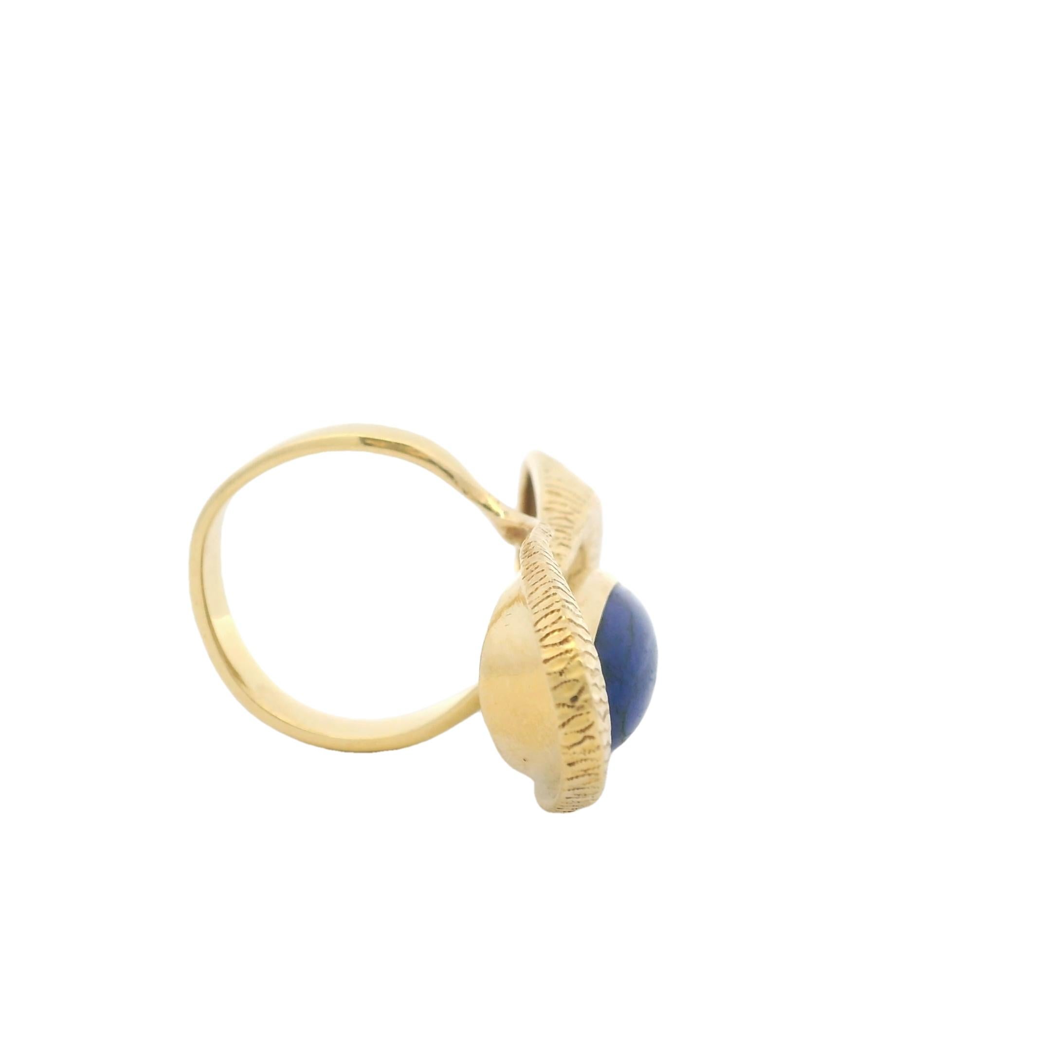 Taille cabochon 1970 Bague en or 14 carats Lapis Lazuli 1,75 carat texturé en vente
