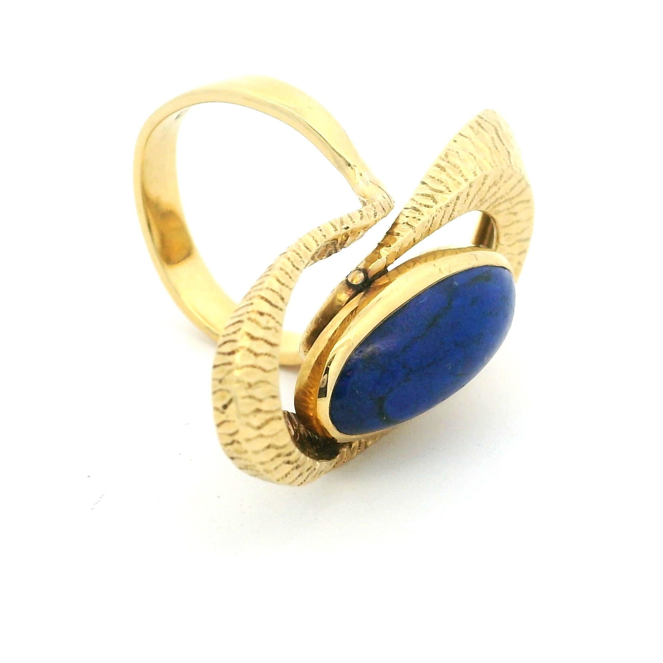 1970er Jahre amerikanischer Modernist 1,75 Karat Lapis Lazuli strukturierter 14K Gold Ring (Cabochon) im Angebot