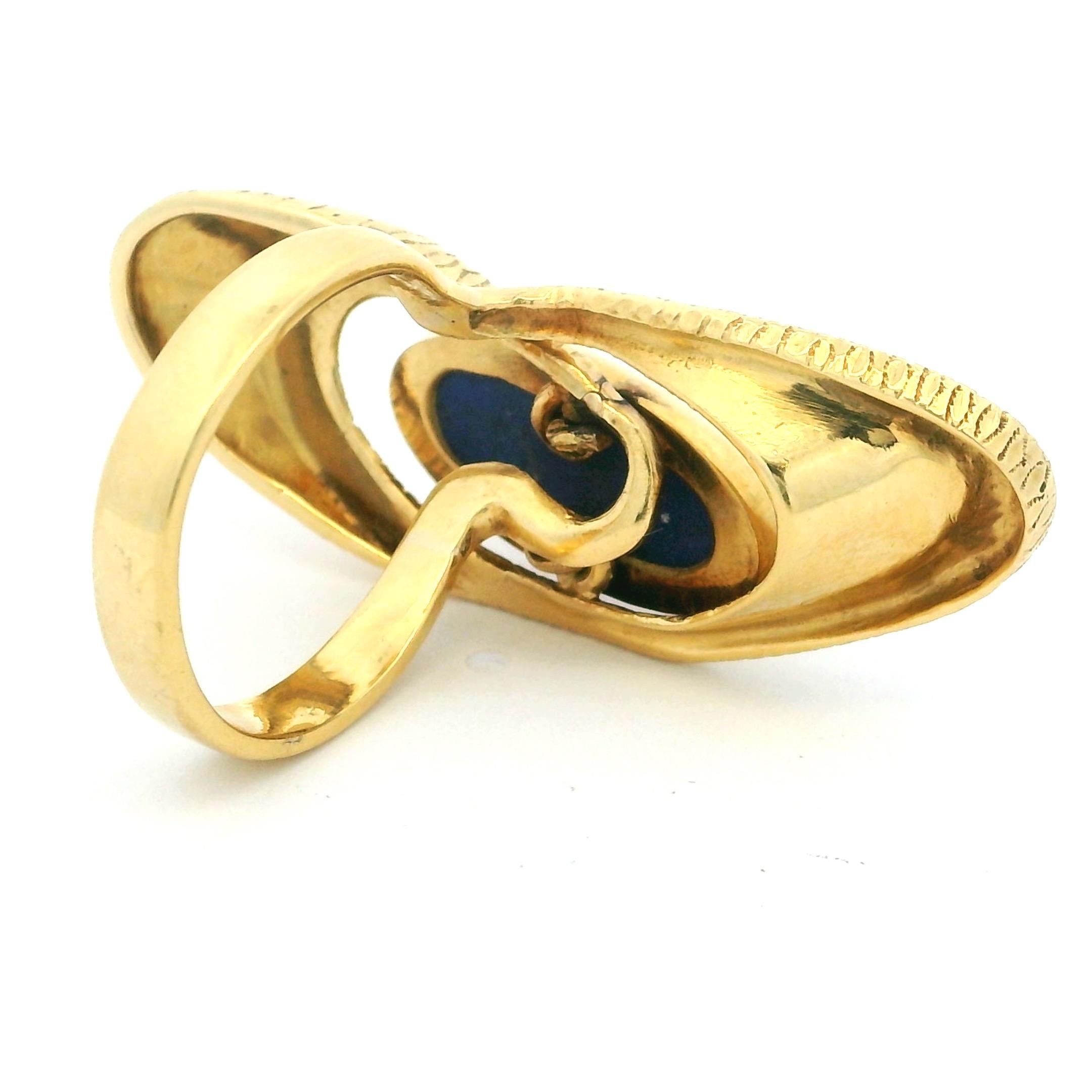1970er Jahre amerikanischer Modernist 1,75 Karat Lapis Lazuli strukturierter 14K Gold Ring Damen im Angebot