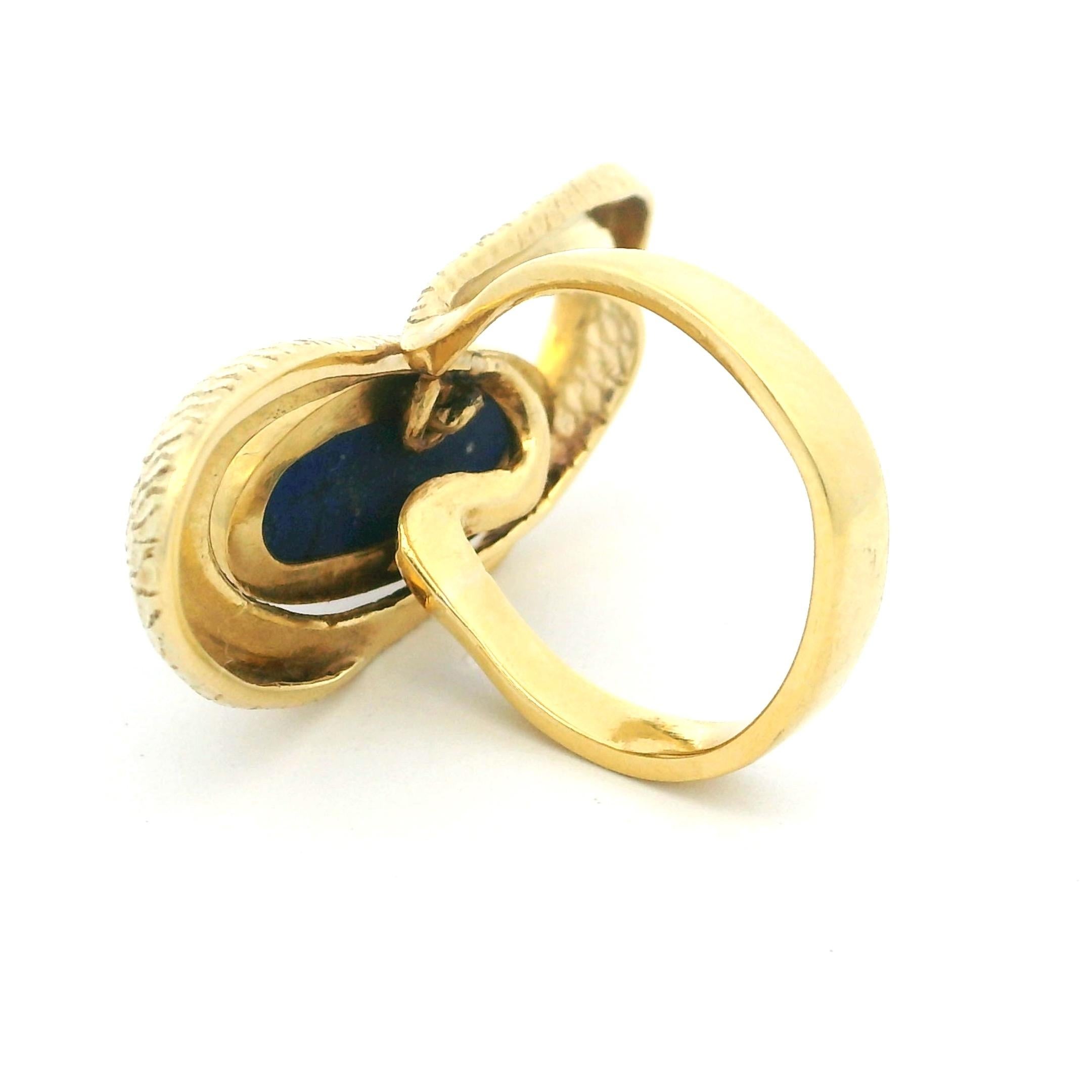 1970er Jahre amerikanischer Modernist 1,75 Karat Lapis Lazuli strukturierter 14K Gold Ring im Angebot 2