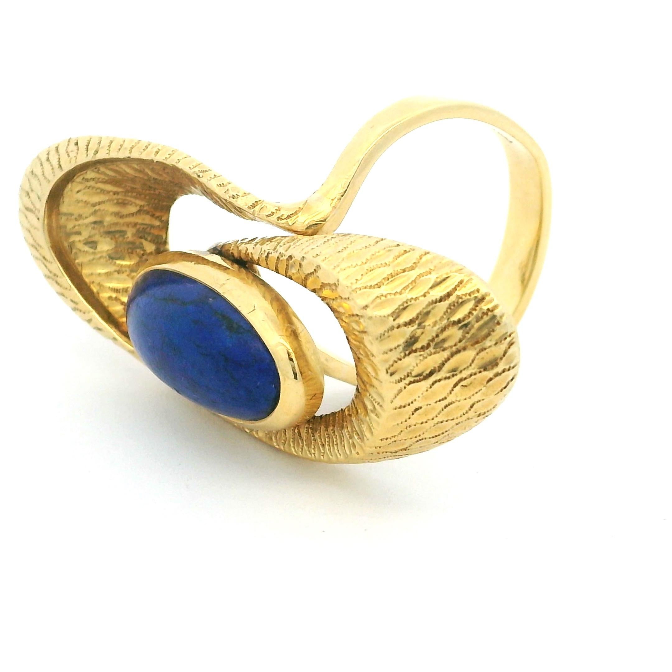 1970er Jahre amerikanischer Modernist 1,75 Karat Lapis Lazuli strukturierter 14K Gold Ring im Angebot 3