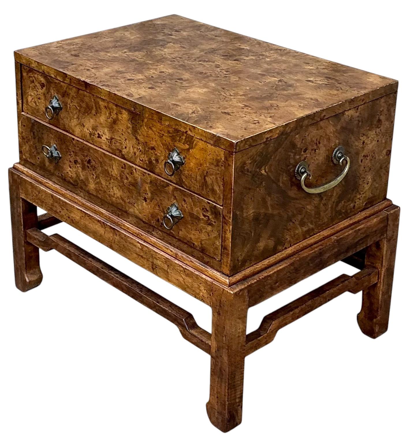 Se trata de una caja de madera de burl sobre peana de estilo Ming. Tiene herrajes pesados de latón y está marcado en el interior. Se abre a un bonito almacén. Creo que American of Martinsville lo fabricó a finales de los 70 o principios de los 80.
