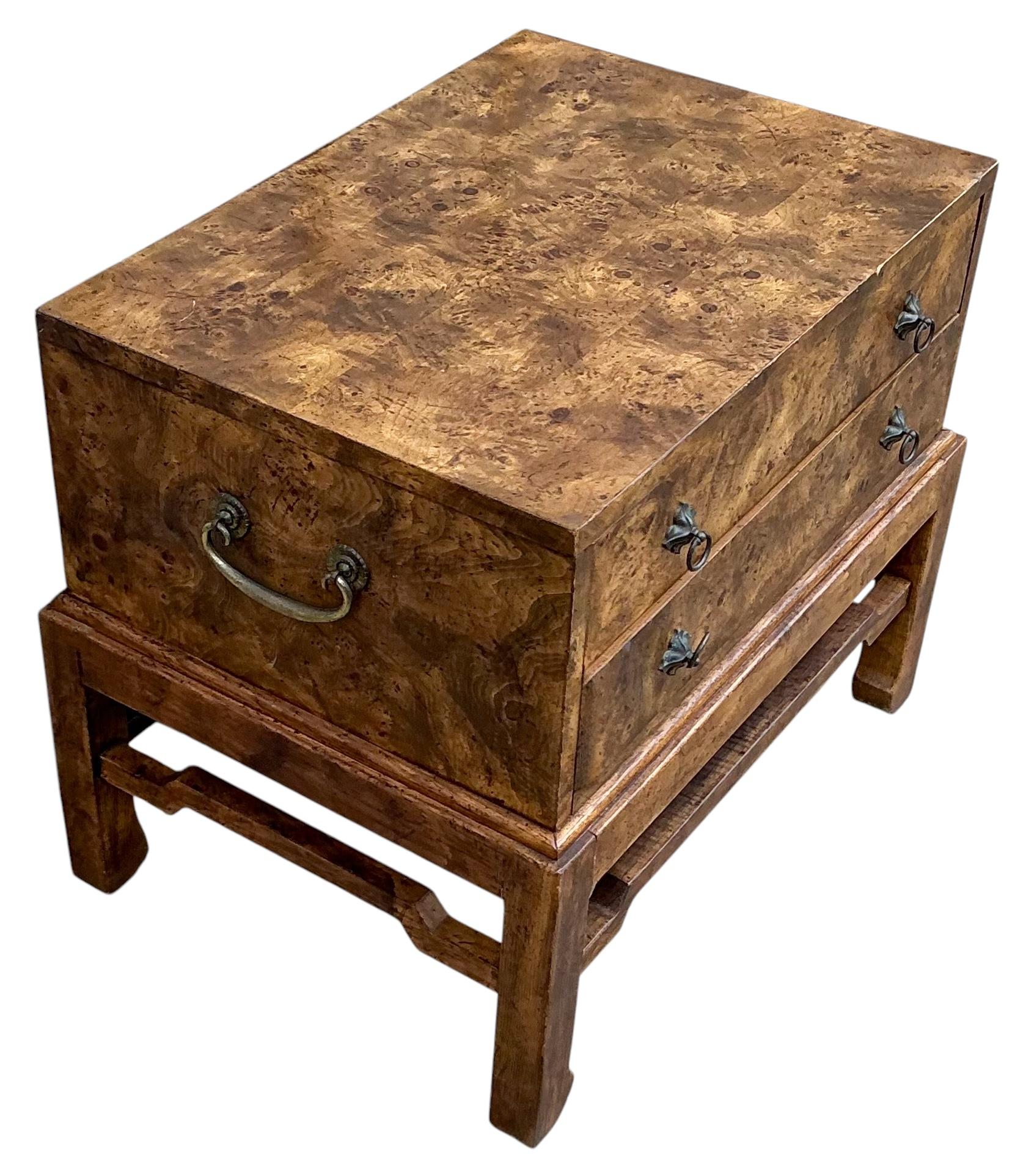 1970s American of Martinsville Burl Estilo Ming Mesa Auxiliar / Caja Sobre Soporte Estadounidense en venta