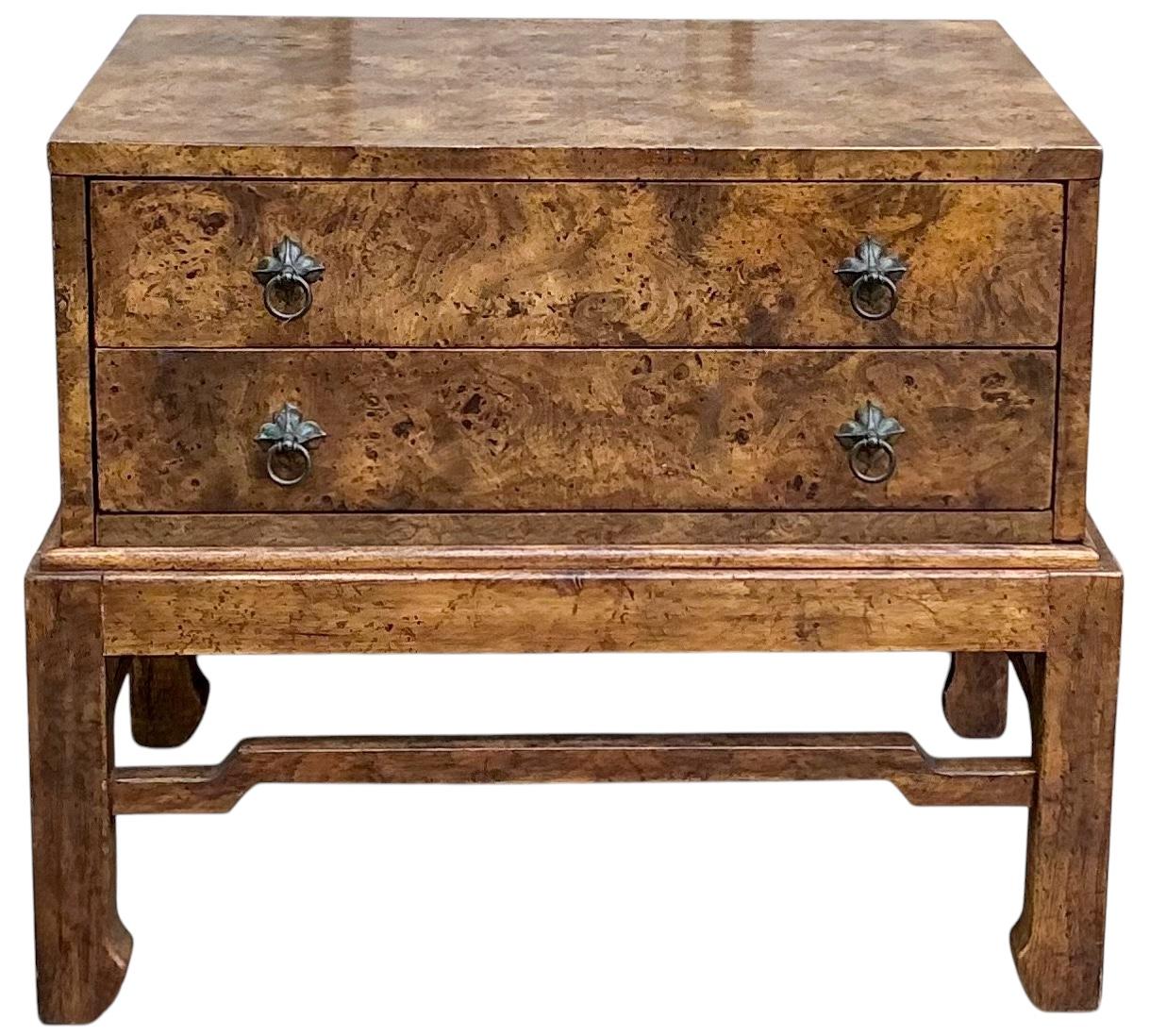 1970s American of Martinsville Burl Estilo Ming Mesa Auxiliar / Caja Sobre Soporte en Bueno estado para la venta en Kennesaw, GA