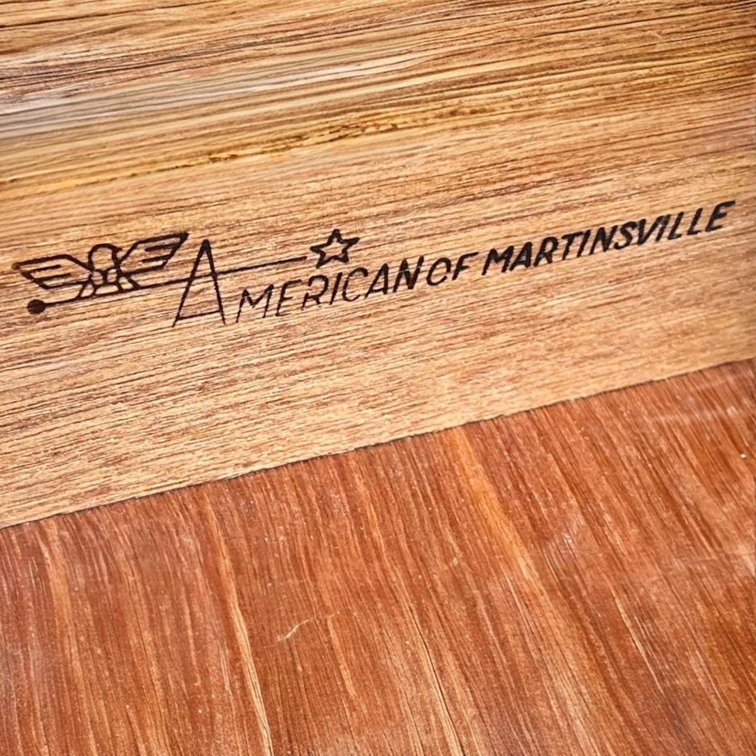 1970s American of Martinsville Burl Estilo Ming Mesa Auxiliar / Caja Sobre Soporte siglo XX en venta