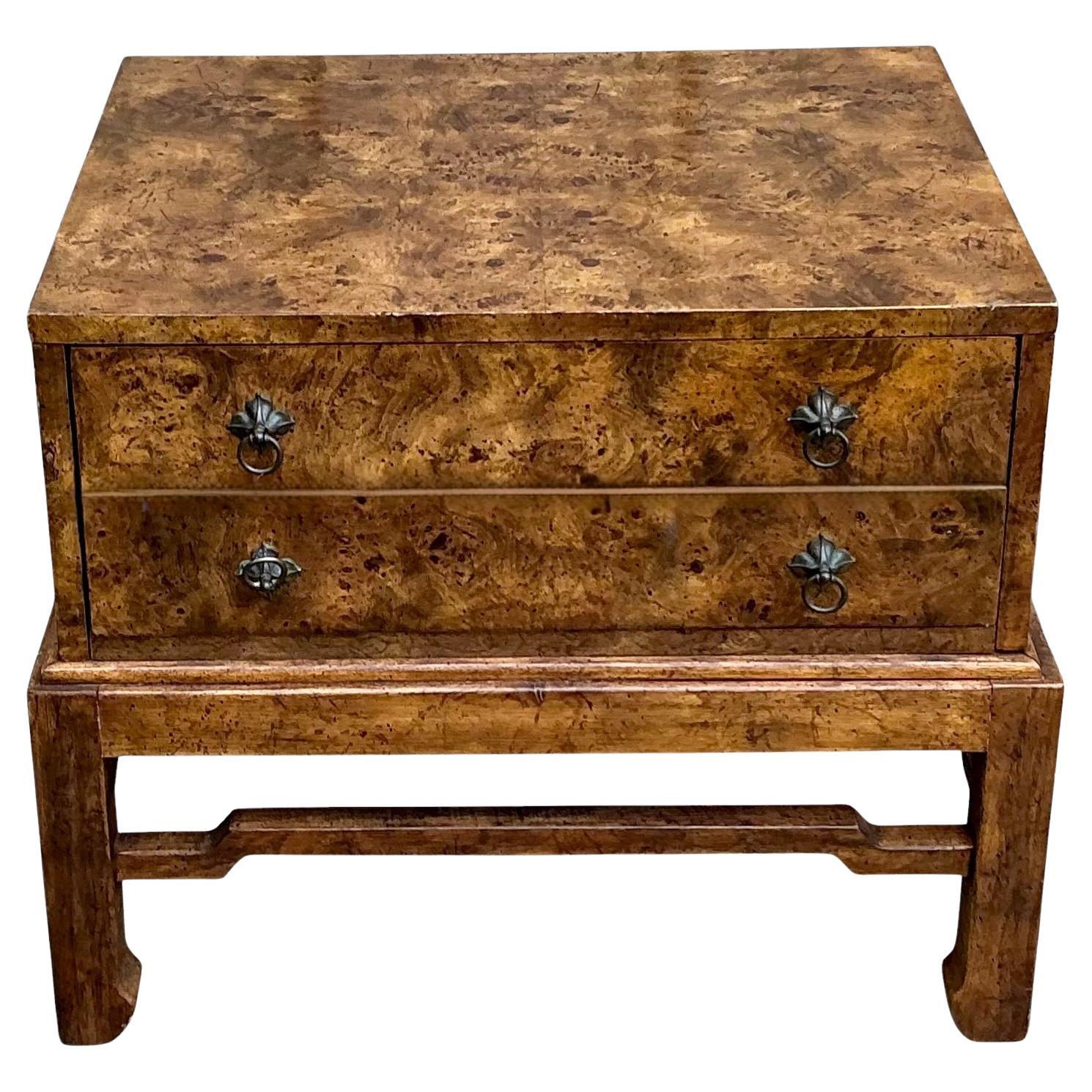1970s American of Martinsville Burl Estilo Ming Mesa Auxiliar / Caja Sobre Soporte en venta