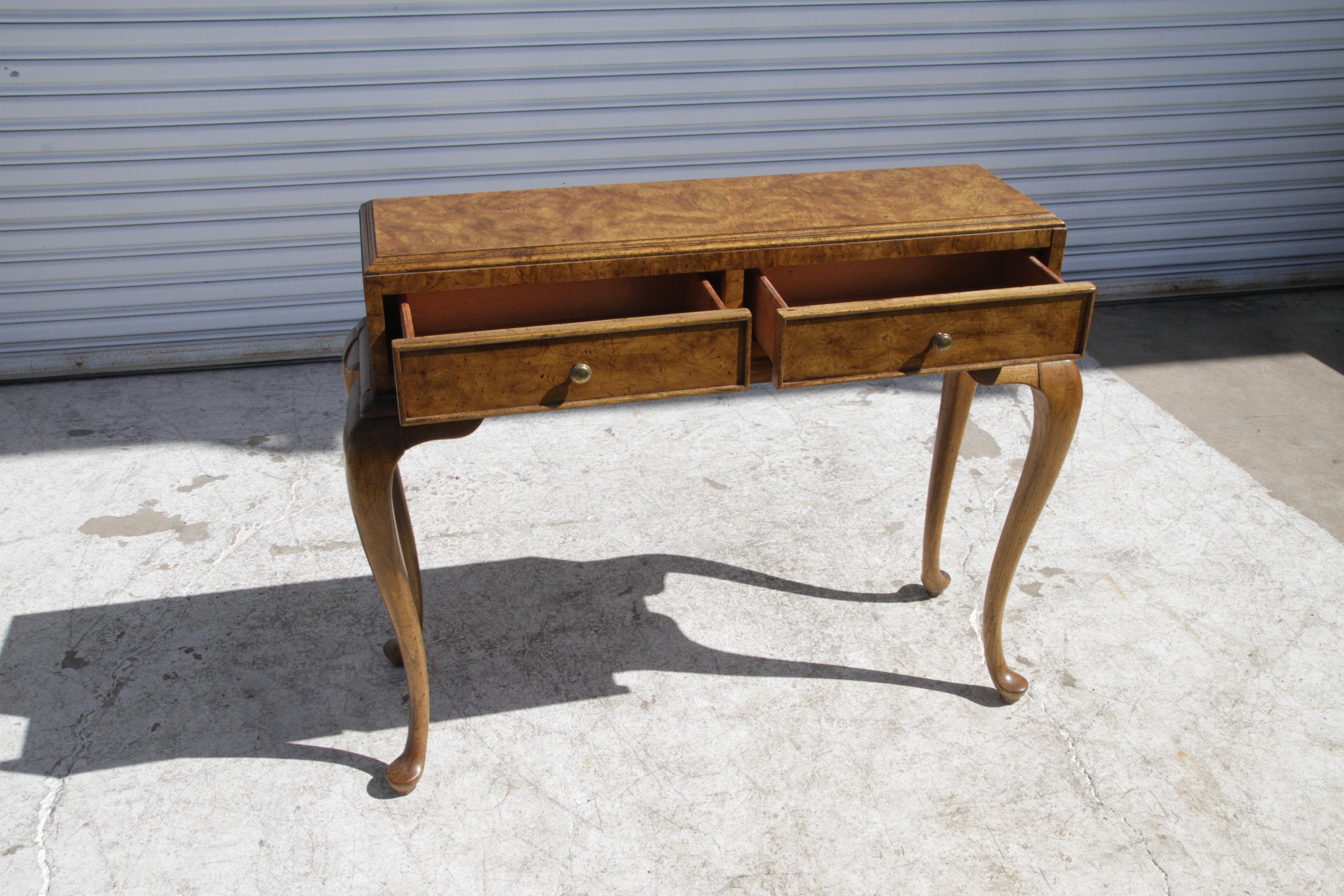 Amerikanischer Schreibtisch aus Wurzelholz im Queen Anne-Stil von Martinsville, 1970er Jahre (Ming-Dynastie) im Angebot