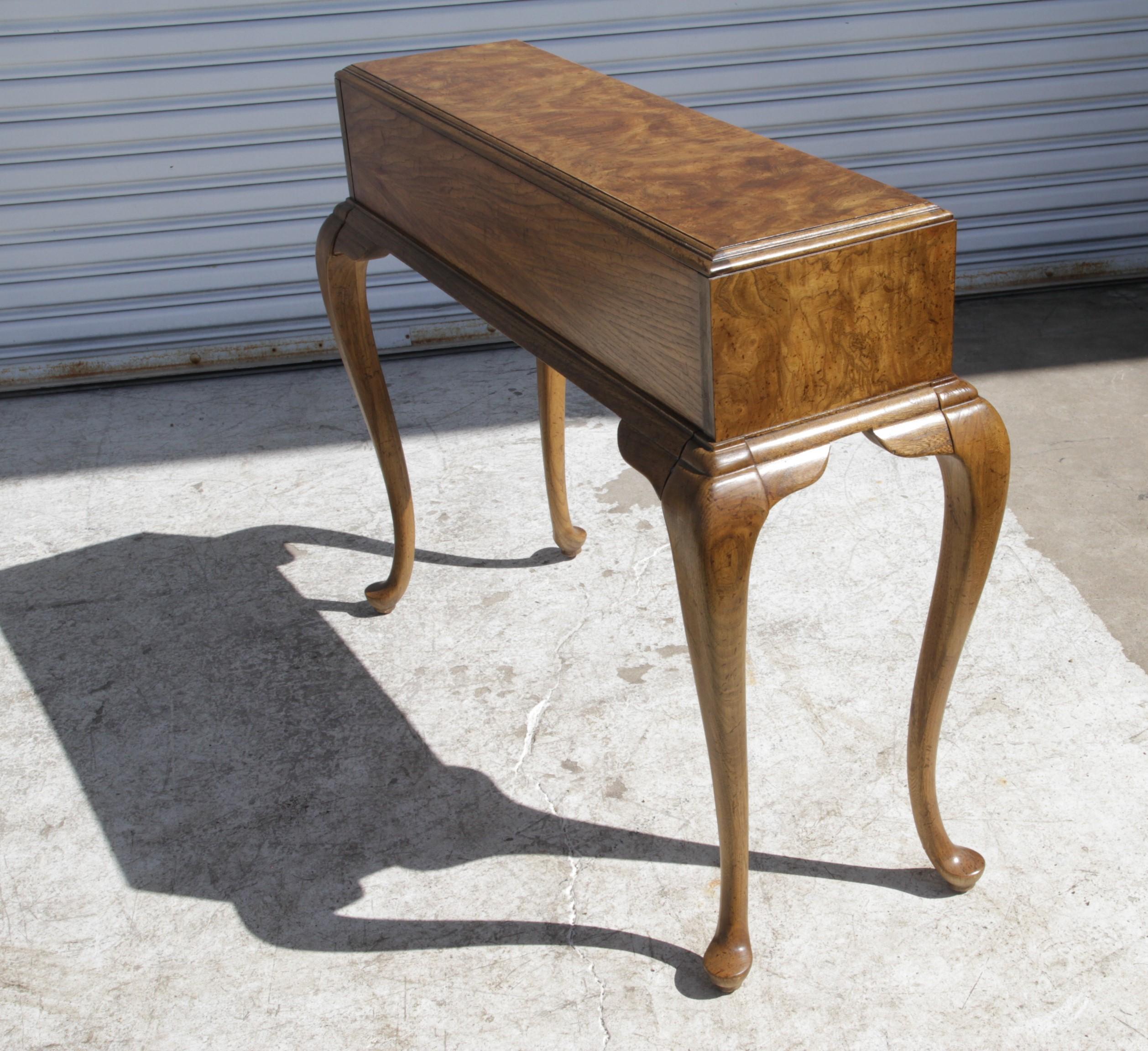 Amerikanischer Schreibtisch aus Wurzelholz im Queen Anne-Stil von Martinsville, 1970er Jahre (20. Jahrhundert) im Angebot