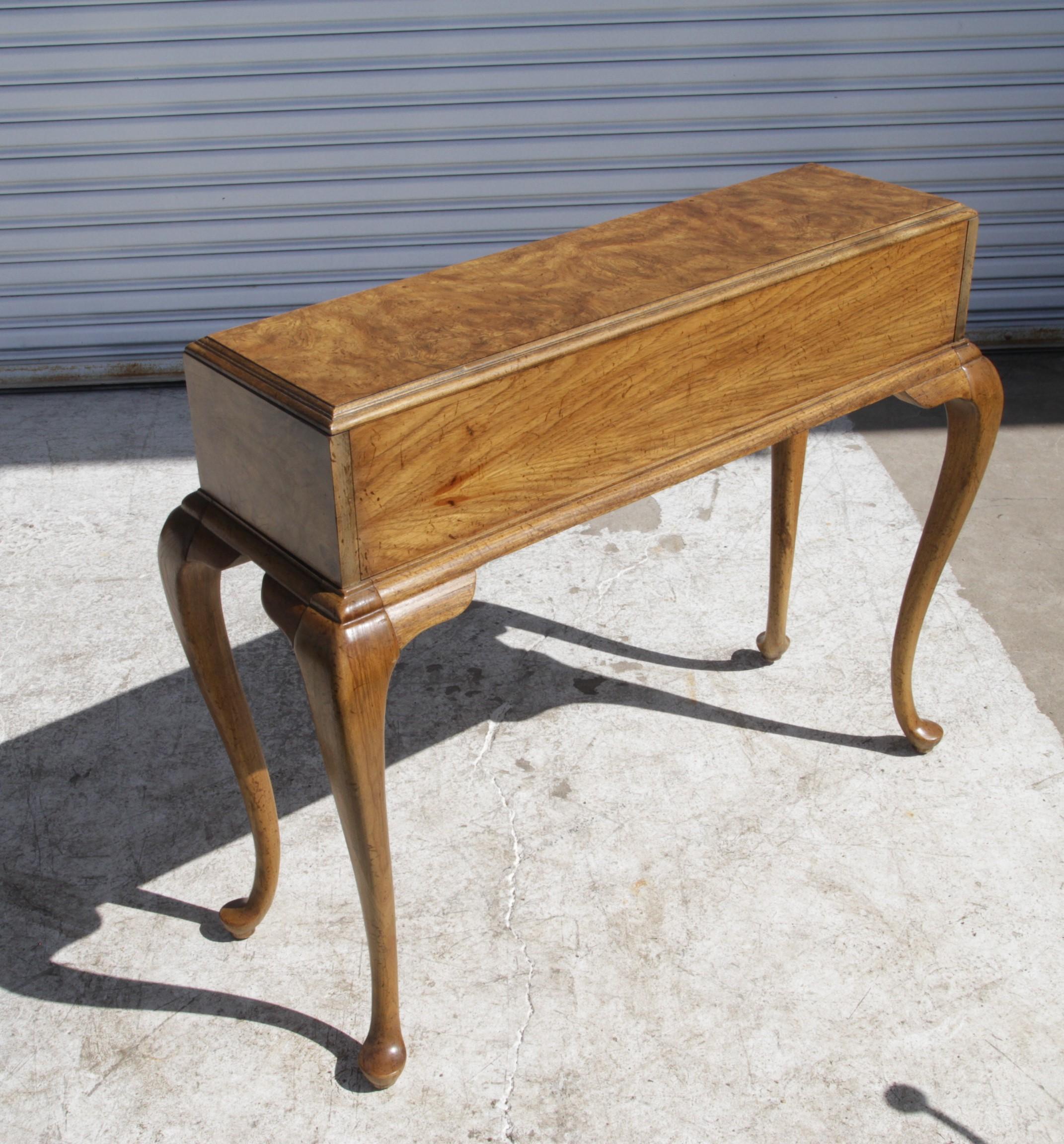 Amerikanischer Schreibtisch aus Wurzelholz im Queen Anne-Stil von Martinsville, 1970er Jahre (Messing) im Angebot