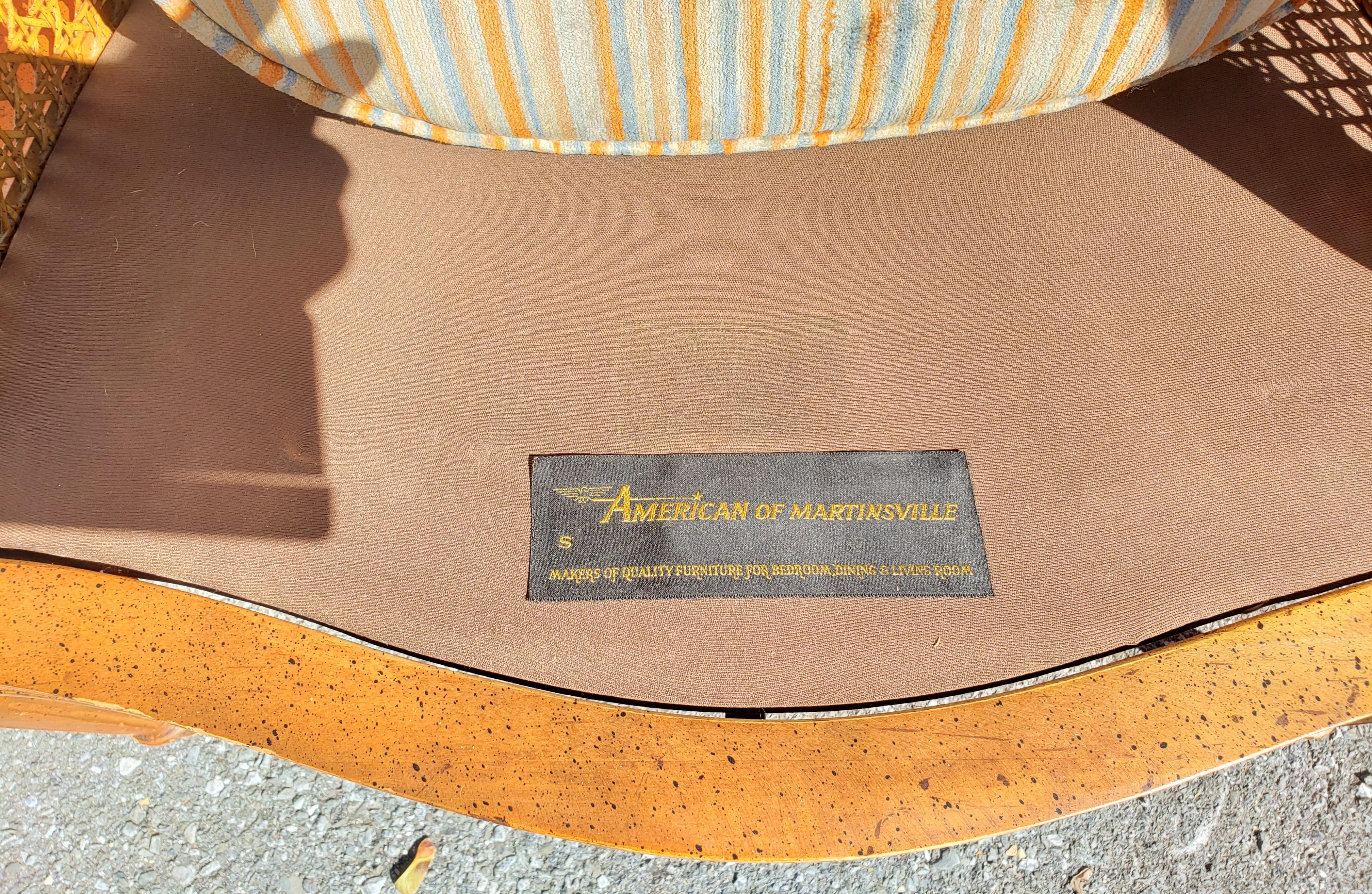 1970er Jahre American of Martinsville Gepolsterter Sessel mit Rohrrücken und Nussbaumholz (amerikanisch)