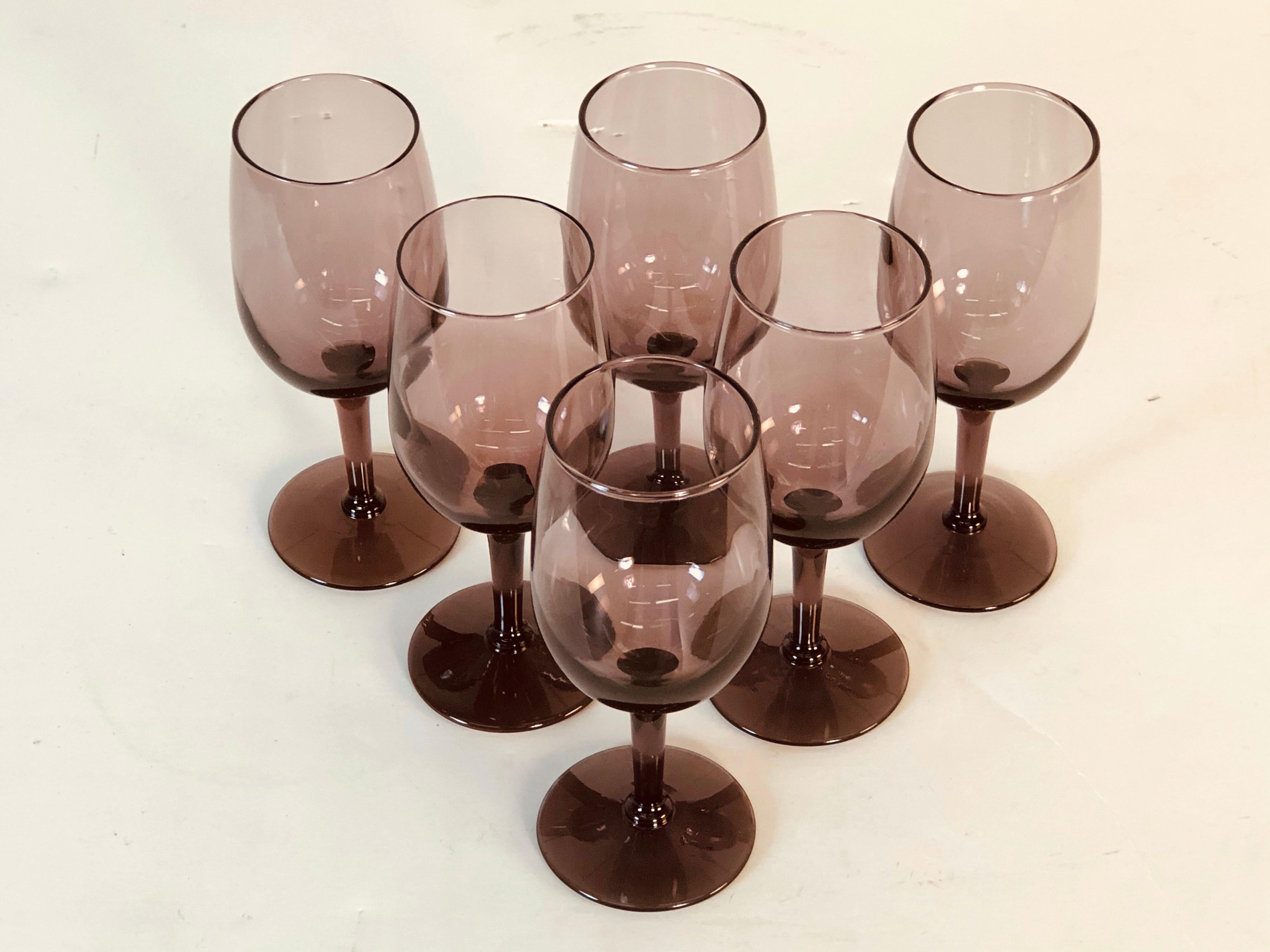 Mid-Century moderno Set di 6 steli da vino in vetro ametista degli anni '70 in vendita