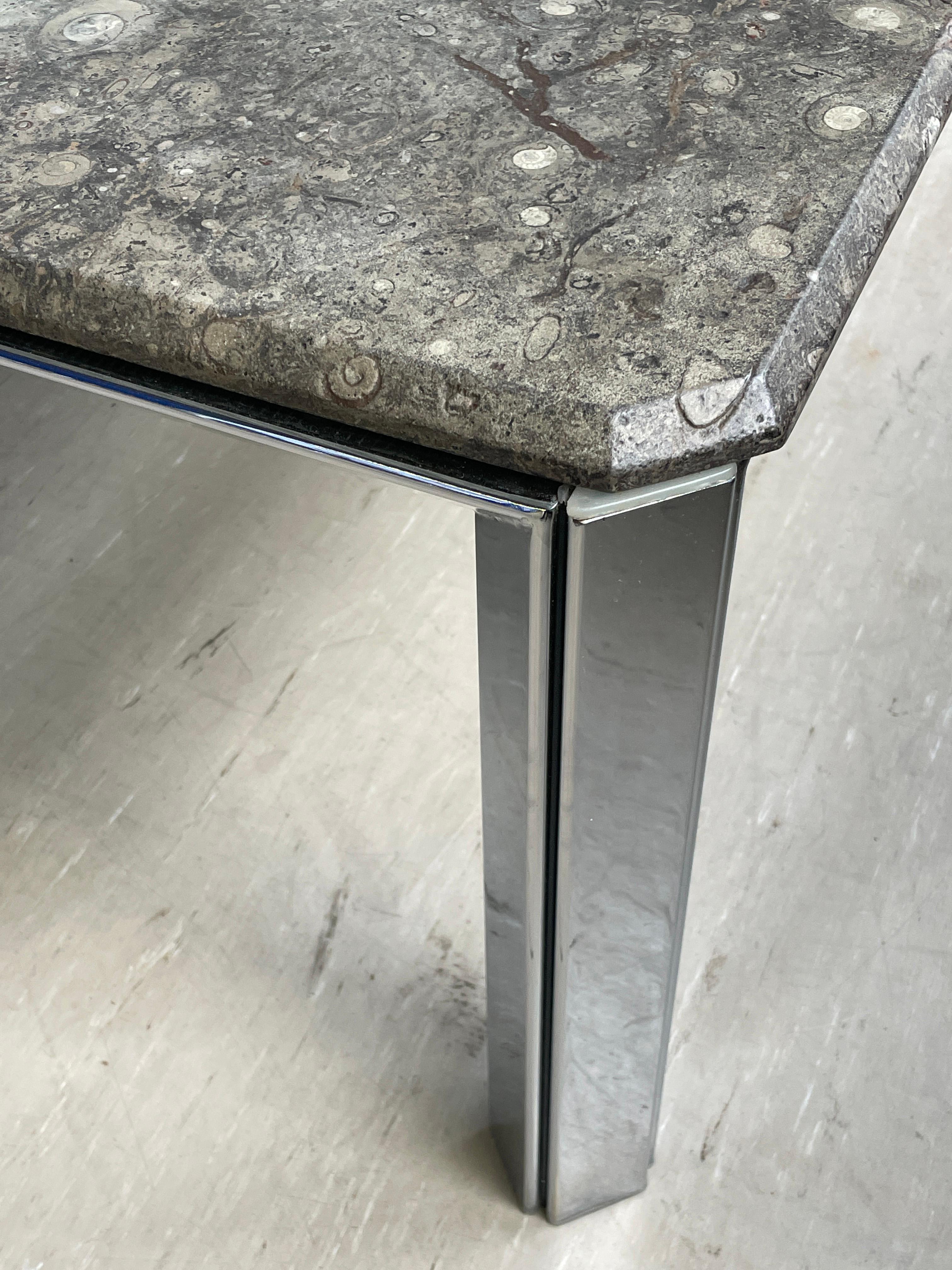 1970's Ammonite and Orthoceras Fossil Lounge Table In Good Condition For Sale In Bern, CH