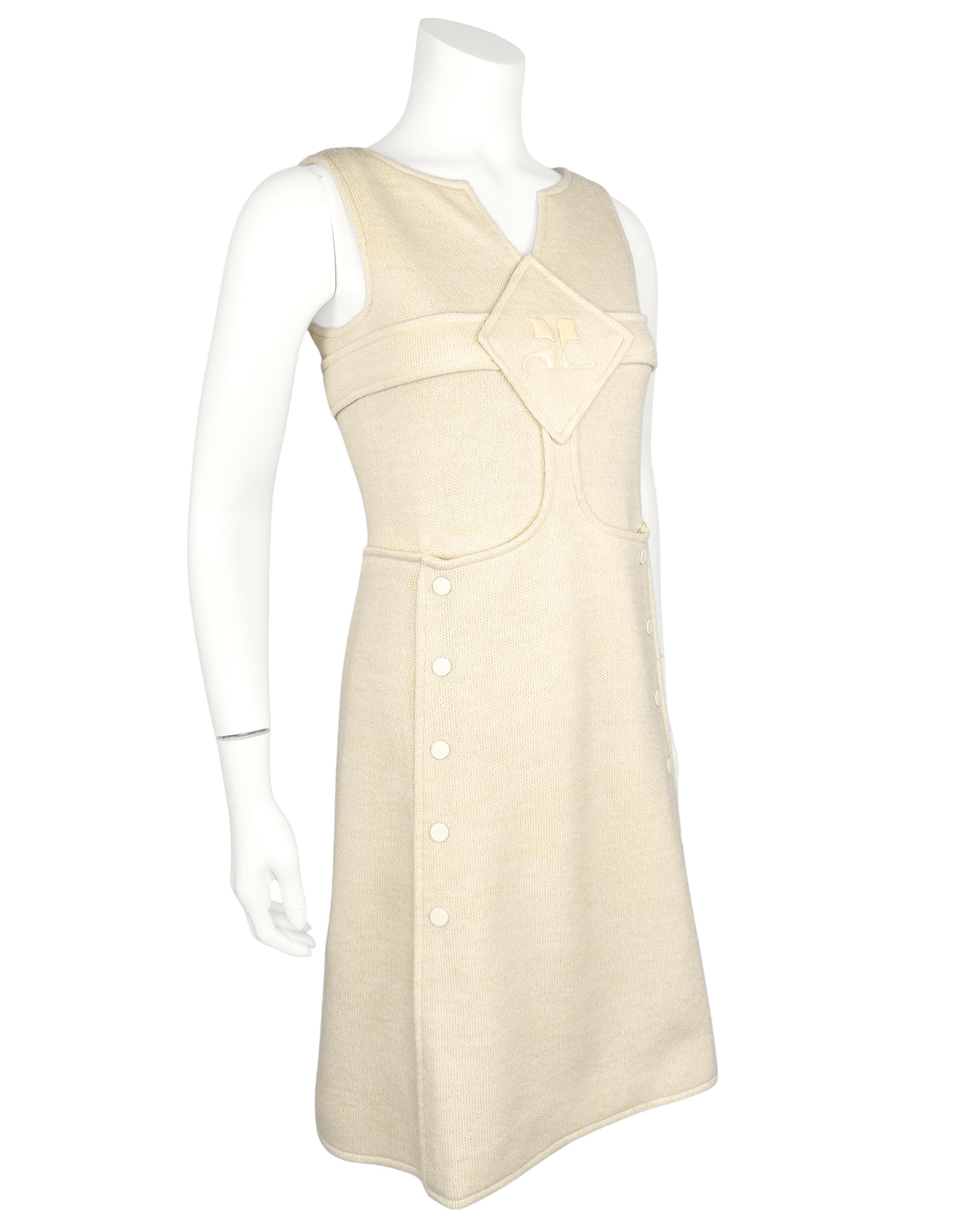Vestido Courreges Hyperbole de lana beige de los años 70, en forma de A, sin mangas y con logotipo. Una pieza clásica, digna de museo y lo suficientemente duradera como para llevarla puesta. Número de serie  - 065842.

Diseñado por Andre Courreges,