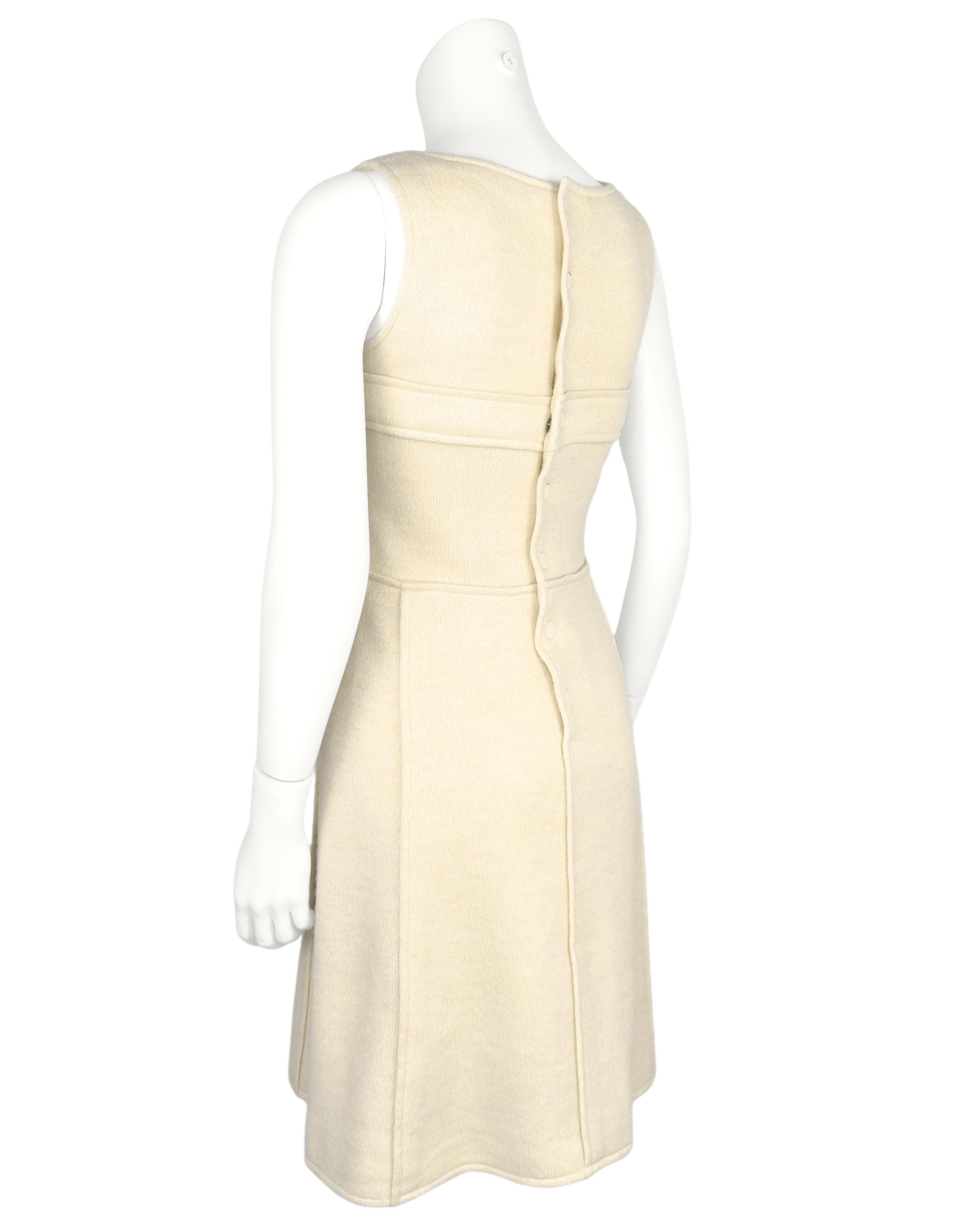 1970 André COURREGES Hyperbole Vestido de punto beige sin mangas con logo en forma de A Beige en venta