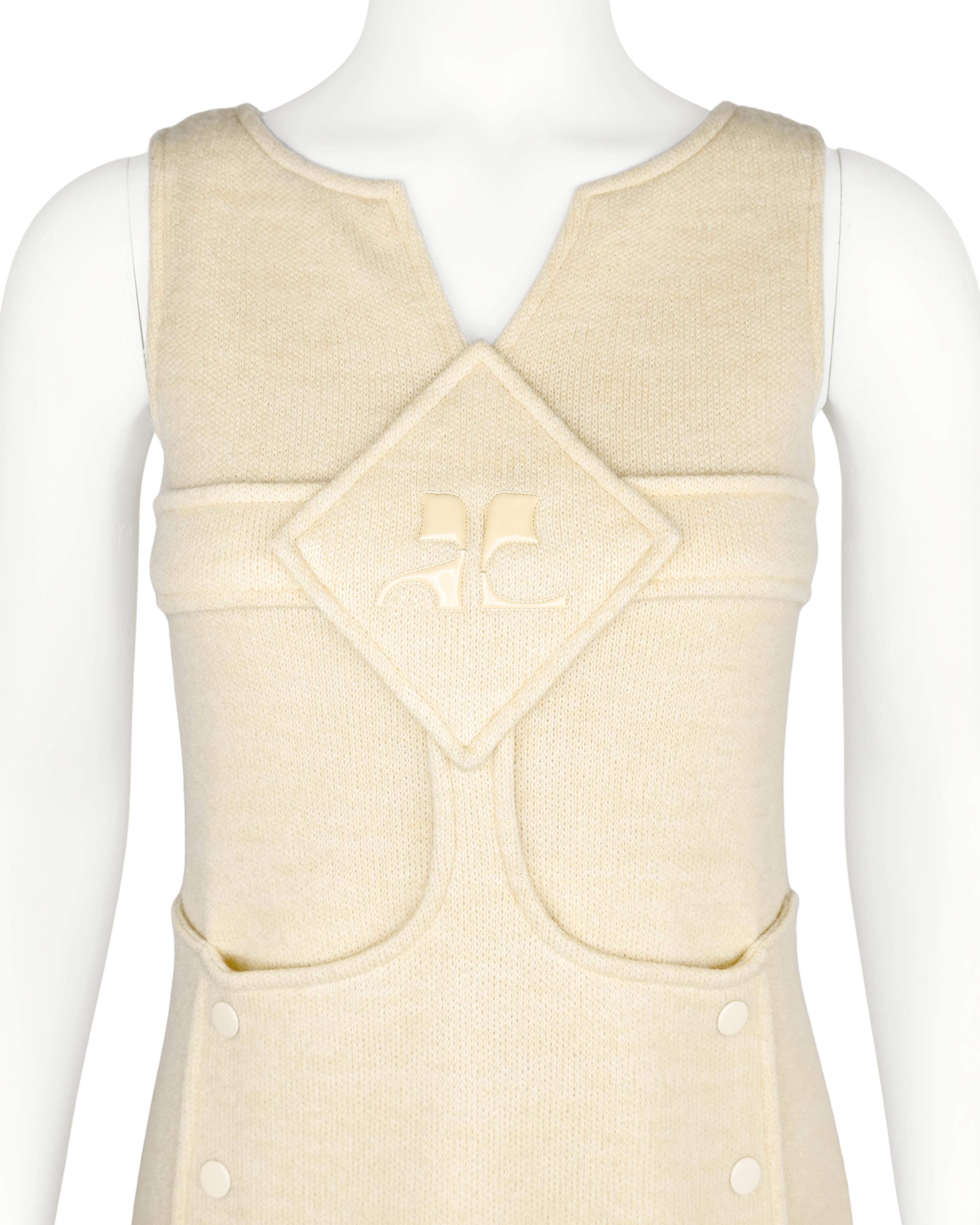 1970 André COURREGES Hyperbole Vestido de punto beige sin mangas con logo en forma de A en Bueno estado para la venta en Toronto, Ontario