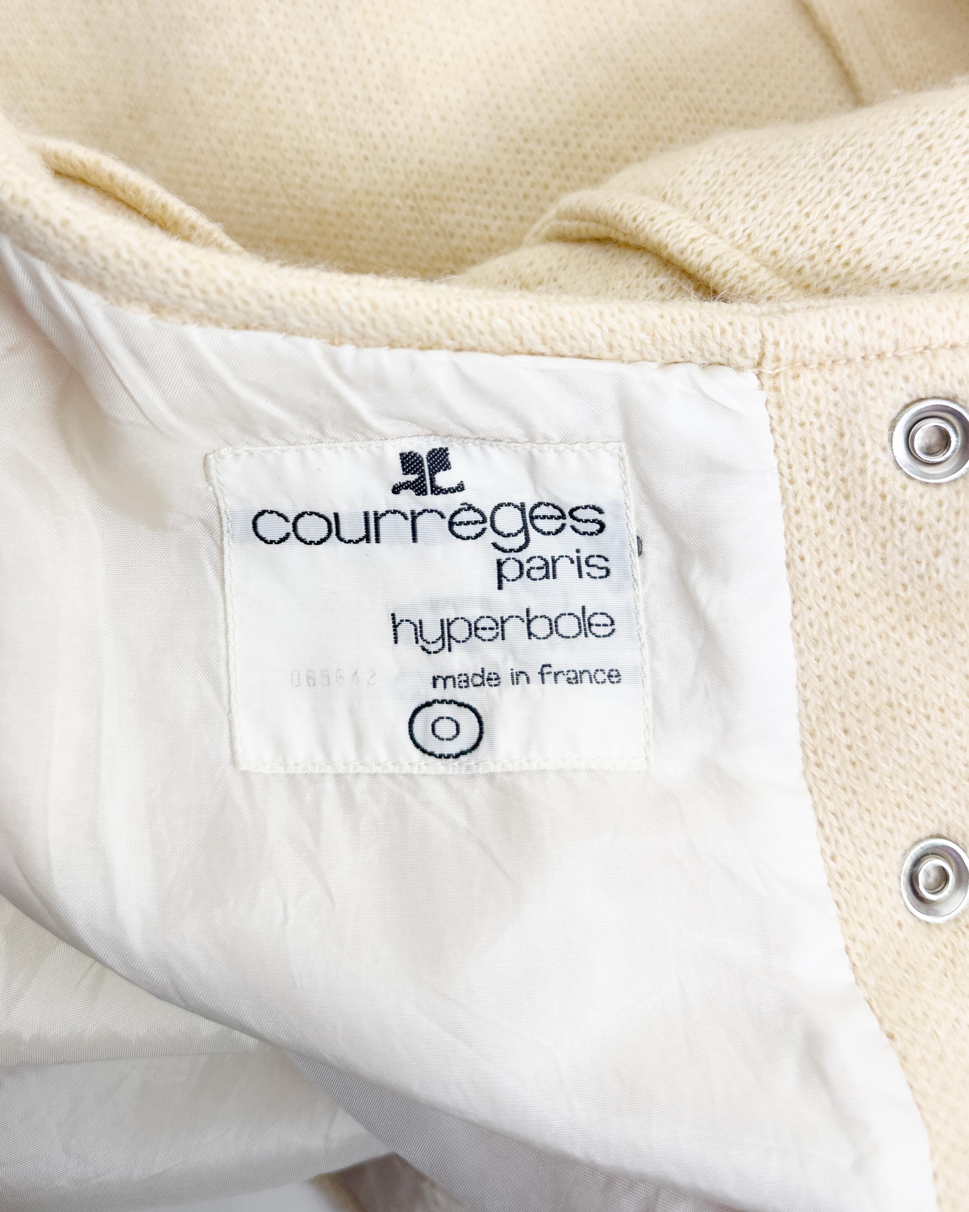 1970 André COURREGES Hyperbole Vestido de punto beige sin mangas con logo en forma de A en venta 1