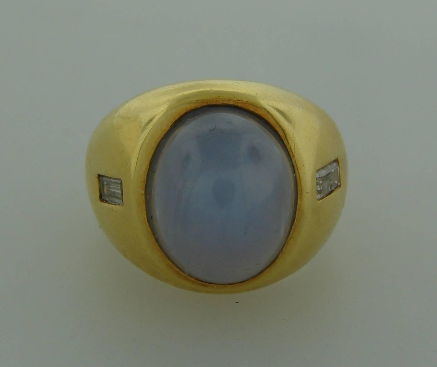 Anello da cocktail elegante e senza tempo creato da Andrew Clunn negli anni '70. 
Il design classico, la bella combinazione di colori, il misterioso zaffiro a stella incastonato nell'oro giallo e il sottile scintillio di due diamanti sono i punti