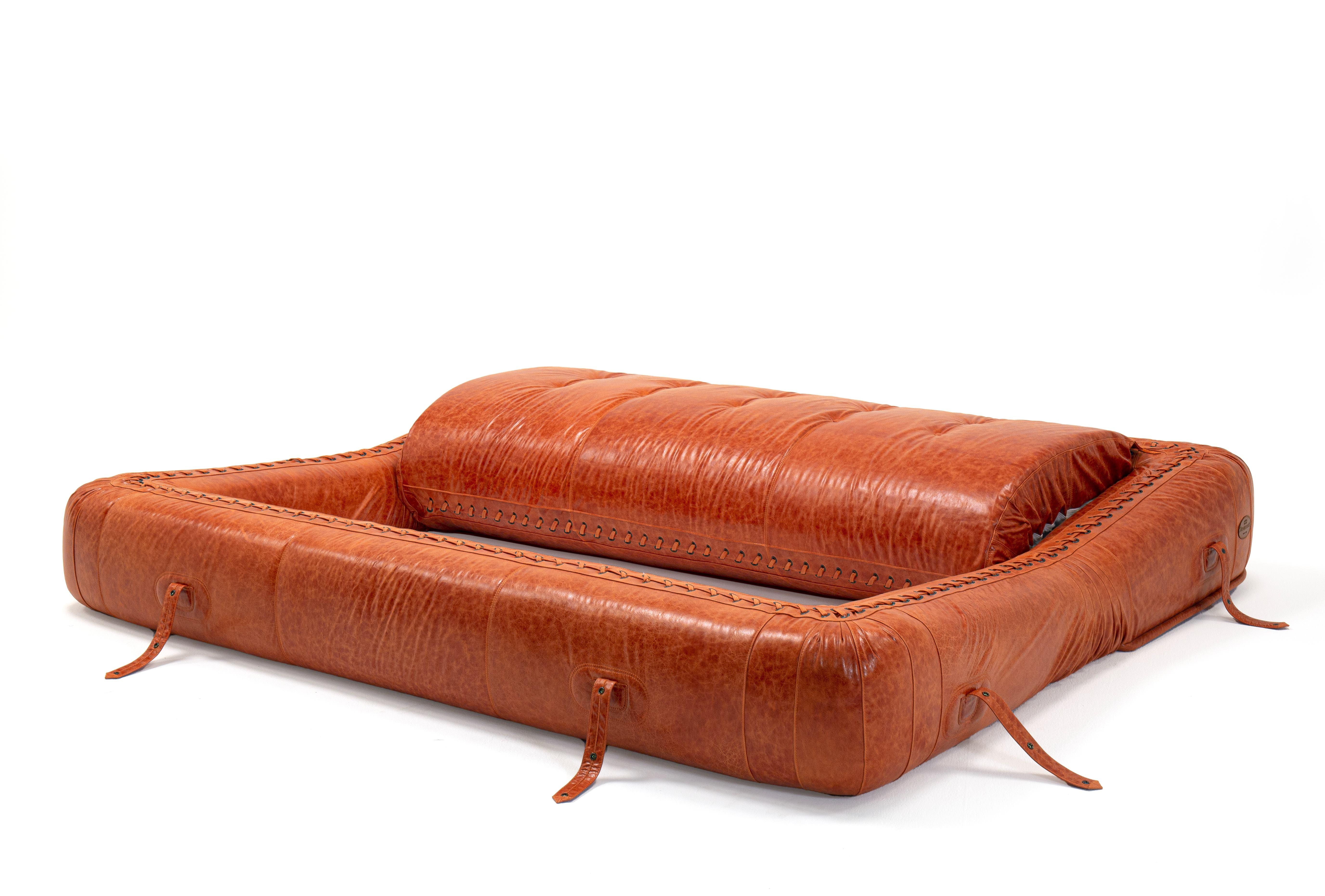 The bed-sofa, designed by Alessandro Becchi together with the Giovannetti staff has recently celebrated its 50 years.
Its history is full of important events and participations. A piece considered a “Classic” of Italian Design, interpreting all-over
