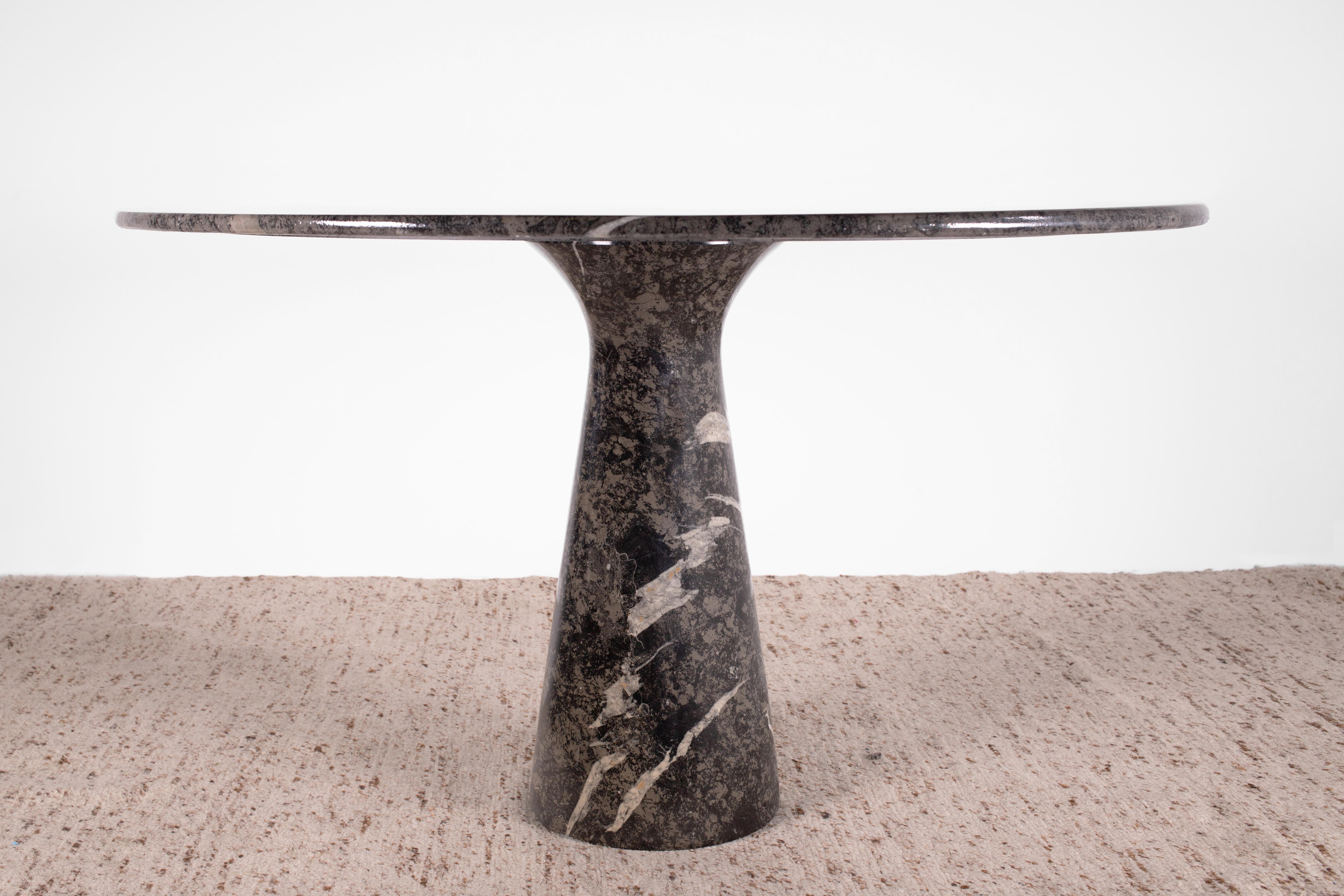 1970s Organic Modern Angelo Mangiarotti round pedestal dining table for Skipper in highly figured gray Fior Di Bosco marble. This table is from the M-series and measures 47in (120cm) in diameter.

The detachable round table top has clearly been