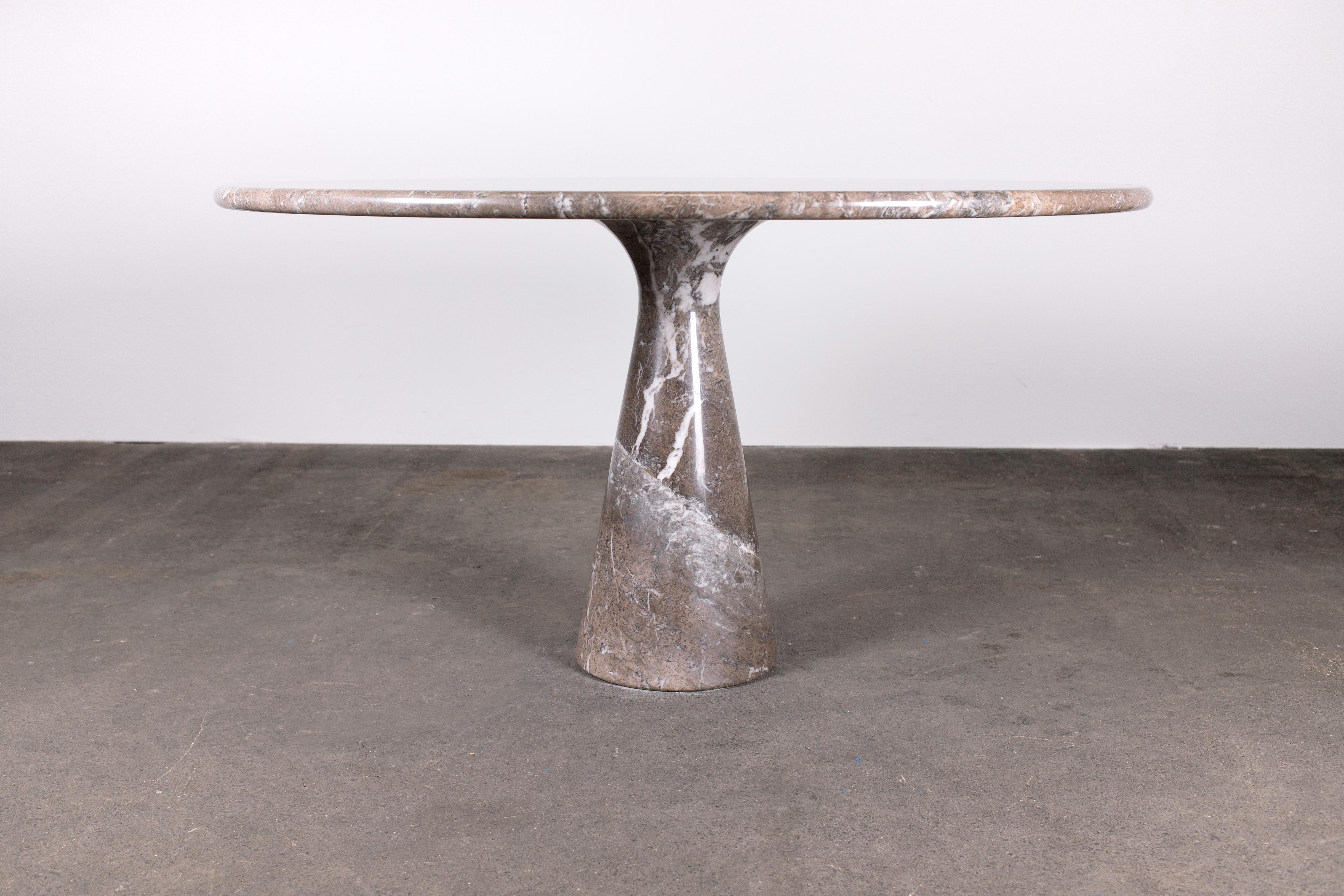 1970s Angelo Mangiarotti round pedestal dining table for Skipper in highly figured Mondragone marble and subtle metallic flecks. This table is from the M1 and measures 47in (130cm) in diameter.

The detachable round table top has clearly been carved