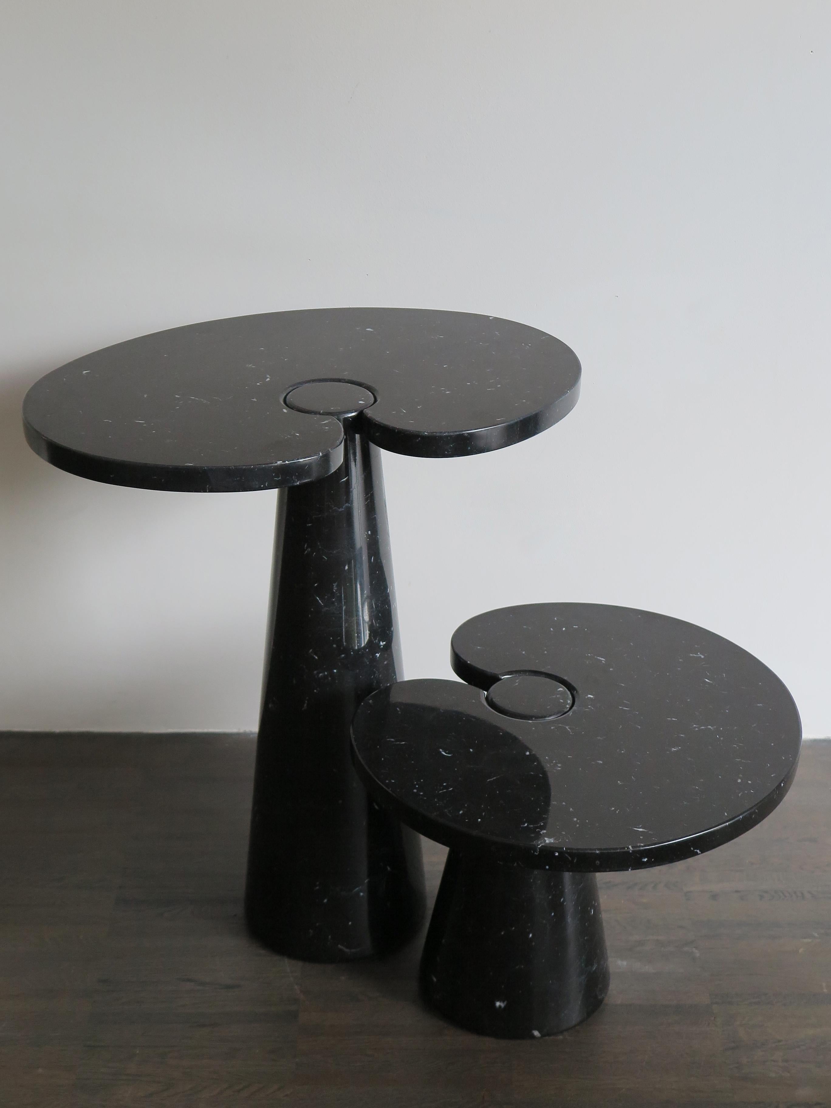 1970s couple of two side tables, Eros series, designed by Angelo Mangiarotti for Skipper in black Marquina marble.
The structural design of the Eros tables incorporate a gravity-based embedding between the table top and leg made possible by the