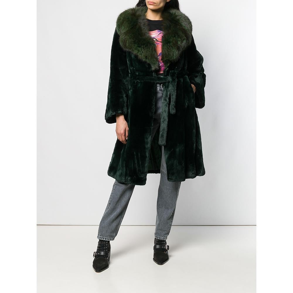 A.N.G.E.L.O. Vintage - Italy
A.N.G.E.L.O. Vintage Cult green beaver fur coat. Classic fox fur lapel collar, front hook closure and waist belt. Long sleeves and front welt pockets.

Please note, this item cannot be shipped outside the European