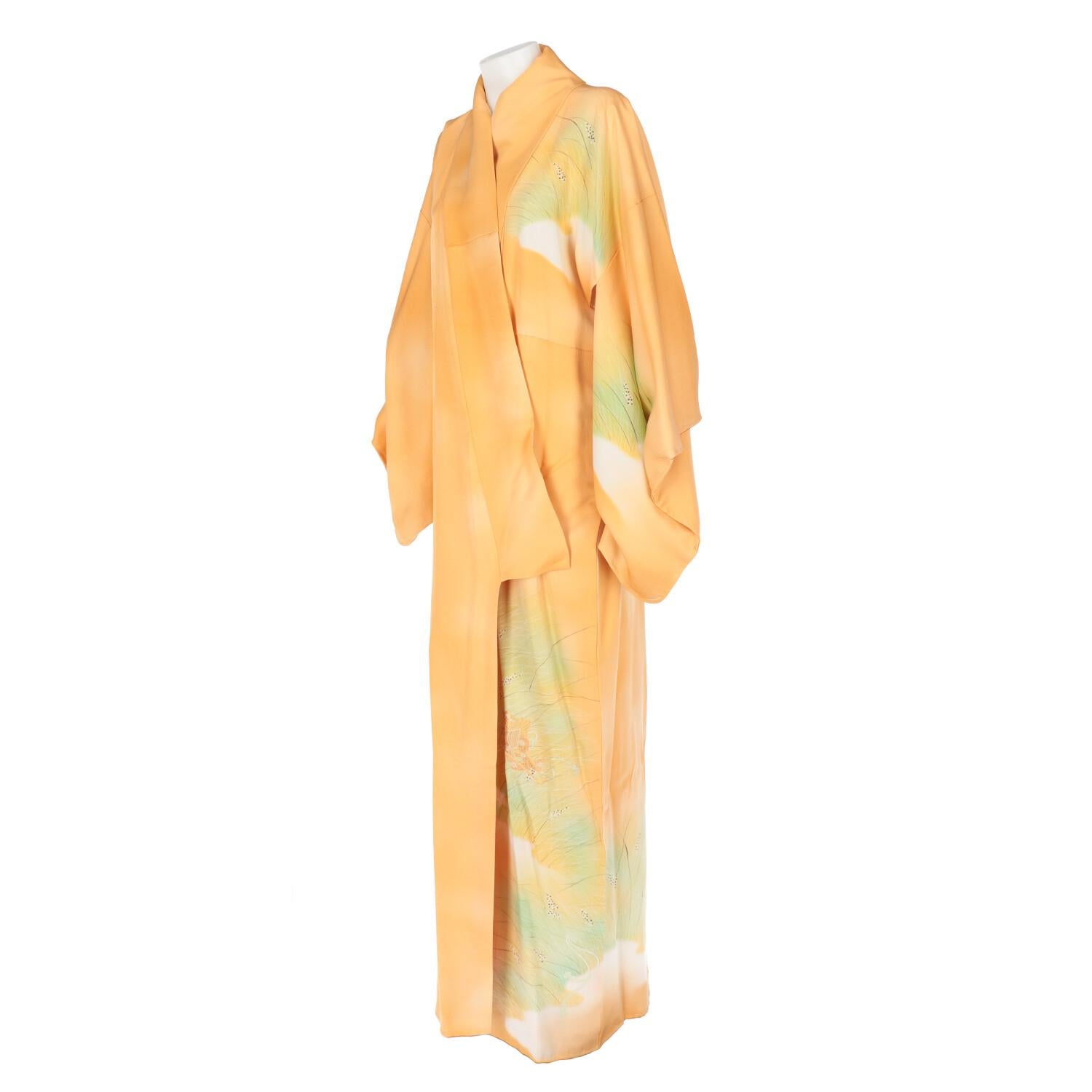 A.N.G.E.L.O. Vintage Cult in apricot-colored silk Japanese Kimono with shades of green, yellow and white print. Shawl collar, 3/4 sleeves and long to the feet.
Years: 70s

Made in Japan