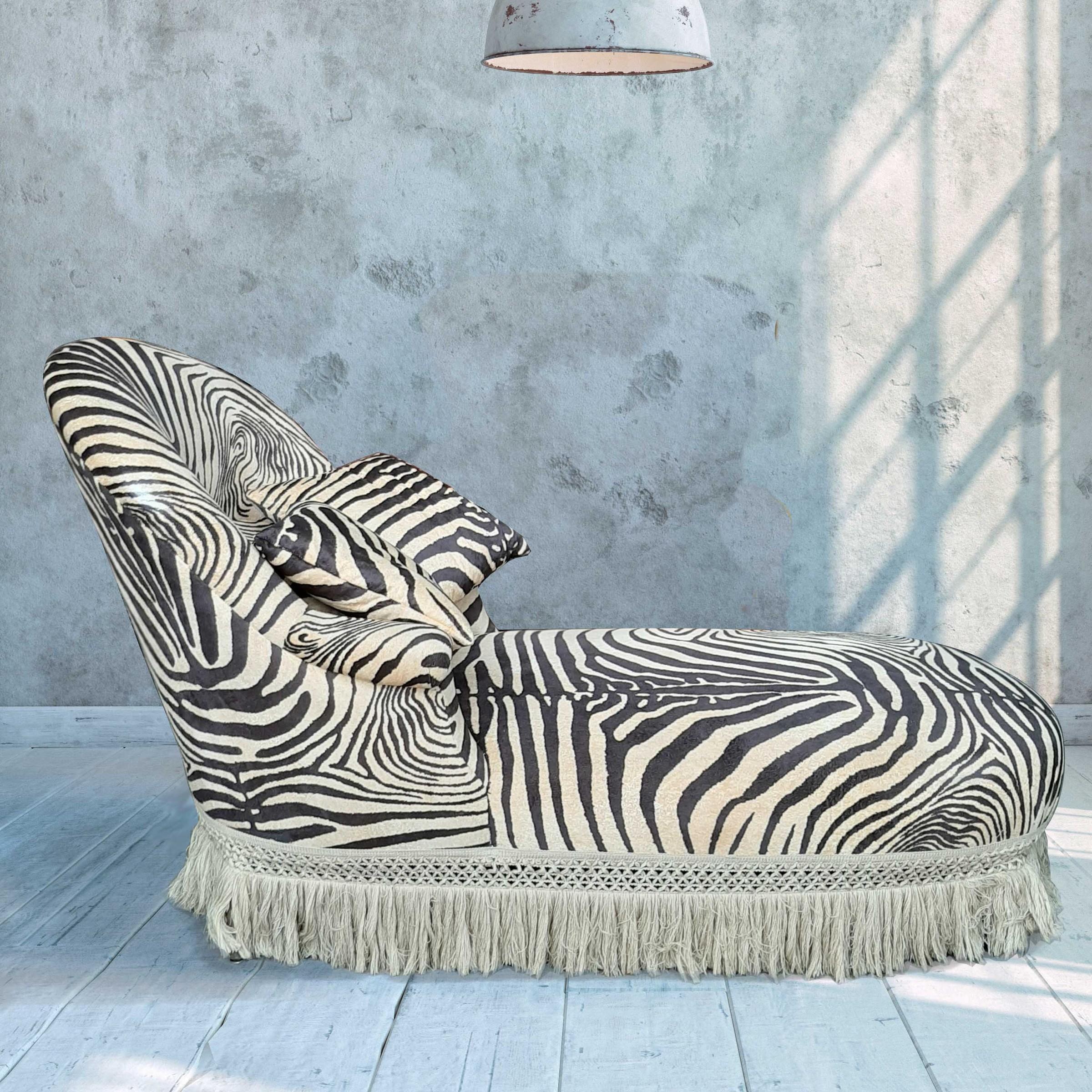 Super stylish vintage movie star French daybed or chaise longue from the 1970s, with original animal or zebra print velvet fabric, finished with tassles.

Dimensions: H 91 x W 160 x D 71 cm.

 