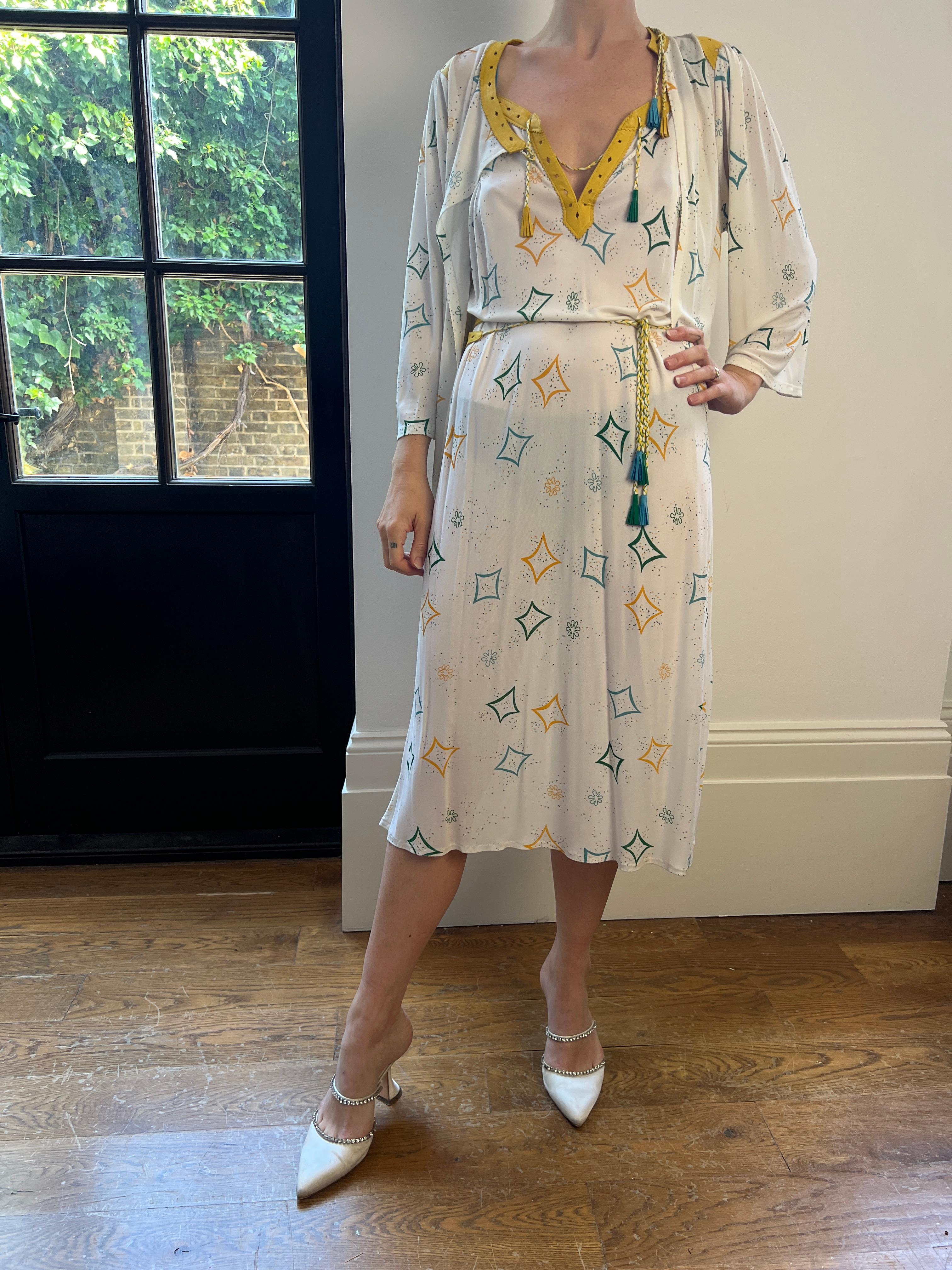 1970s Ann Buck White Printed Jersey Dress and Jacket For Sale 5