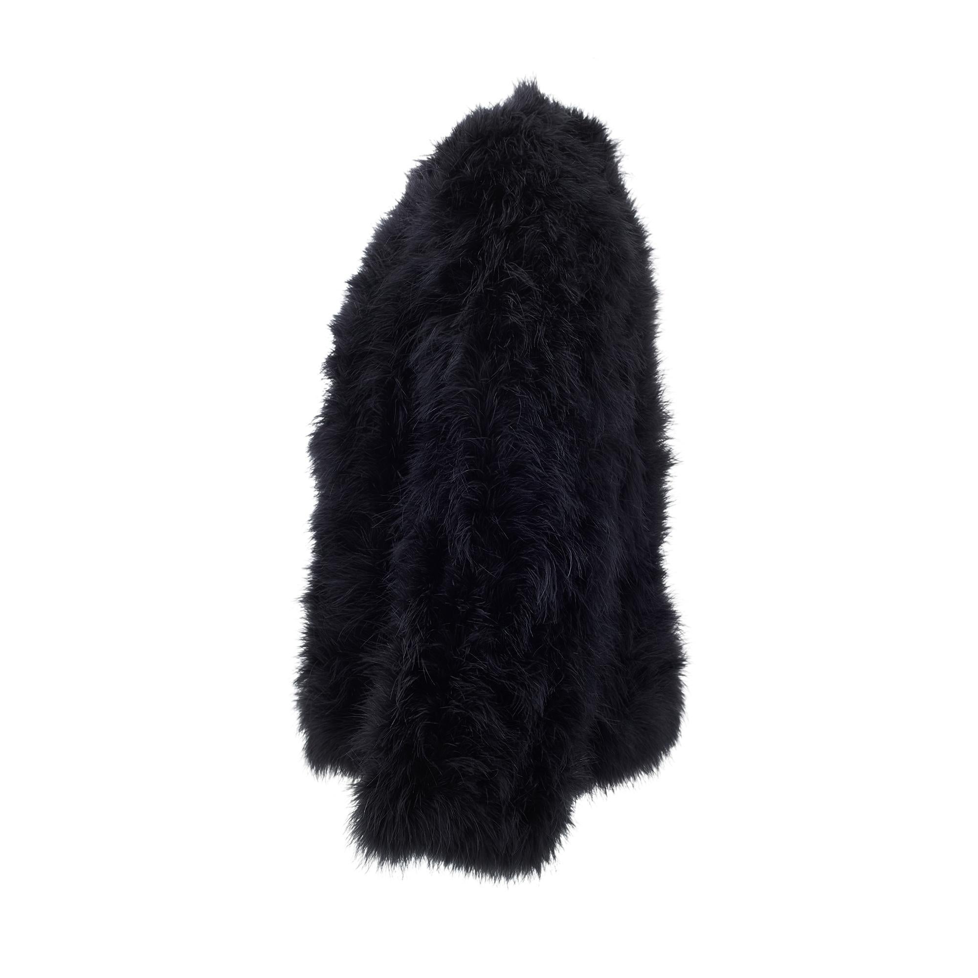 Questa giacca glamour è stata disegnata da Ann Green negli anni Settanta. È realizzato su misura in spesso raso nero e ornato da piume di marabù vaporose e decadenti che si mantengono in ottime condizioni. La giacca ha una vestibilità boxy e