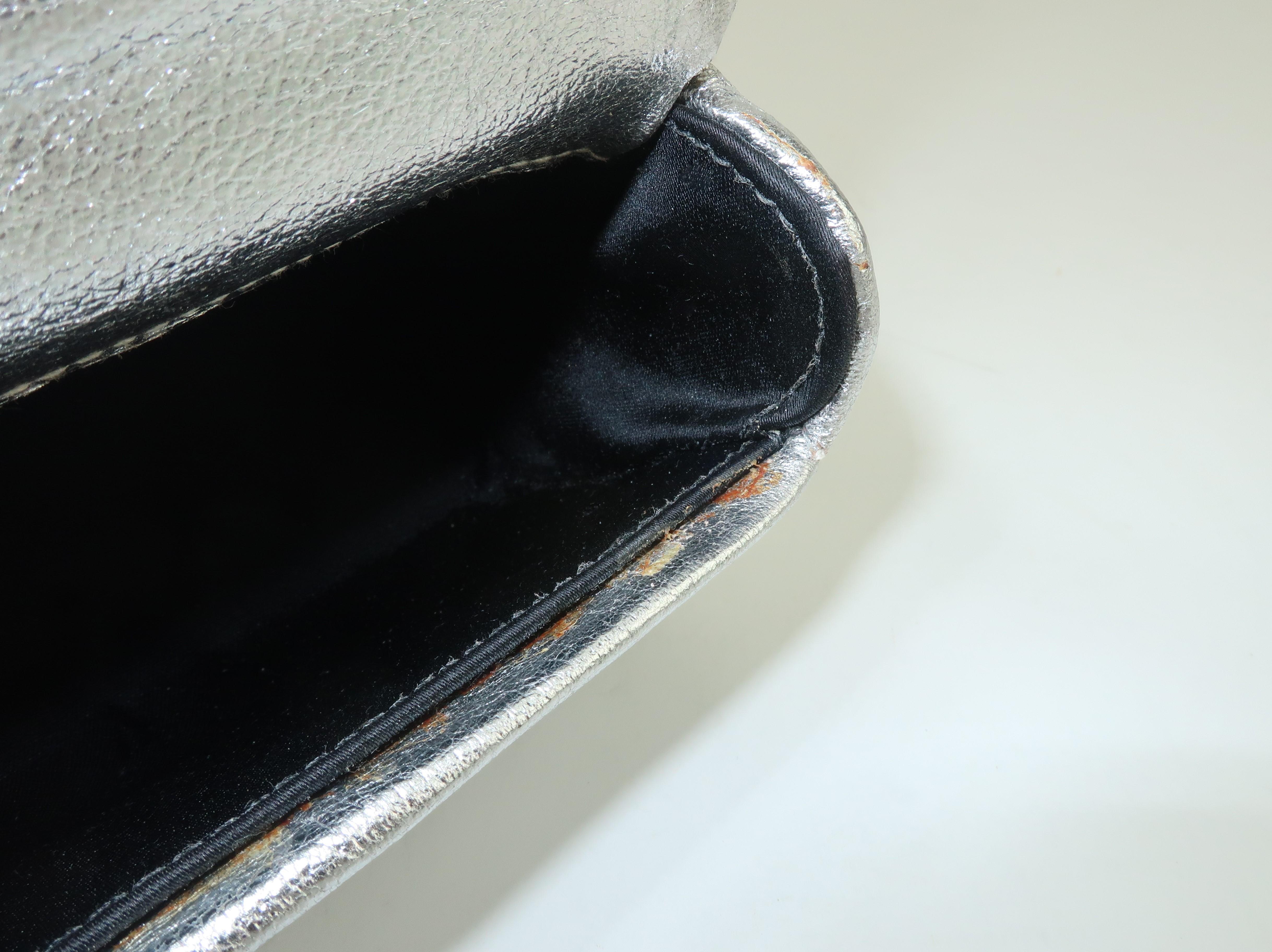 Anne Klein für Calderon, gesteppte silberne Leder-Clutch für den Abend, 1970er Jahre 5
