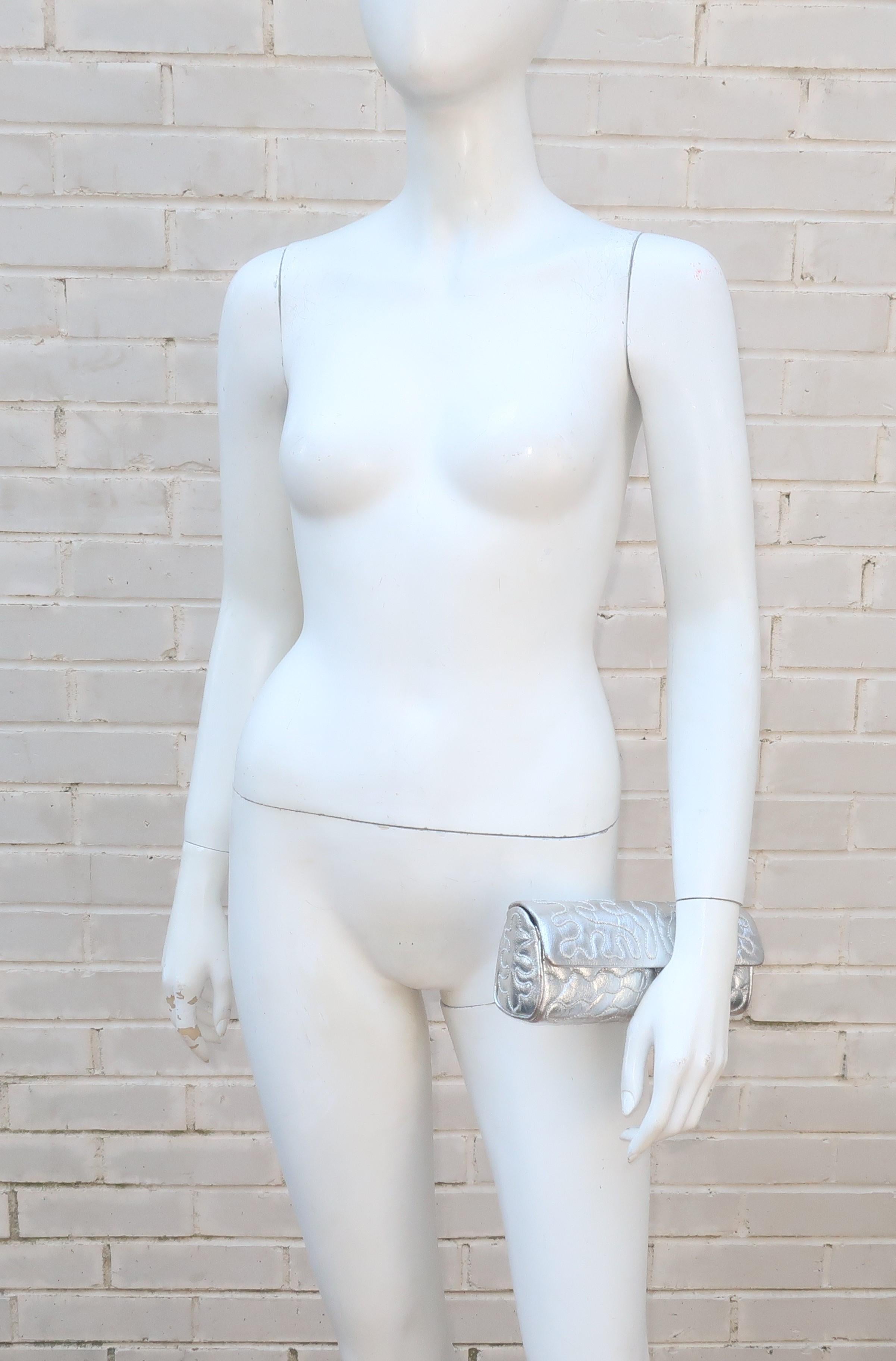 Anne Klein für Calderon, gesteppte silberne Leder-Clutch für den Abend, 1970er Jahre 7