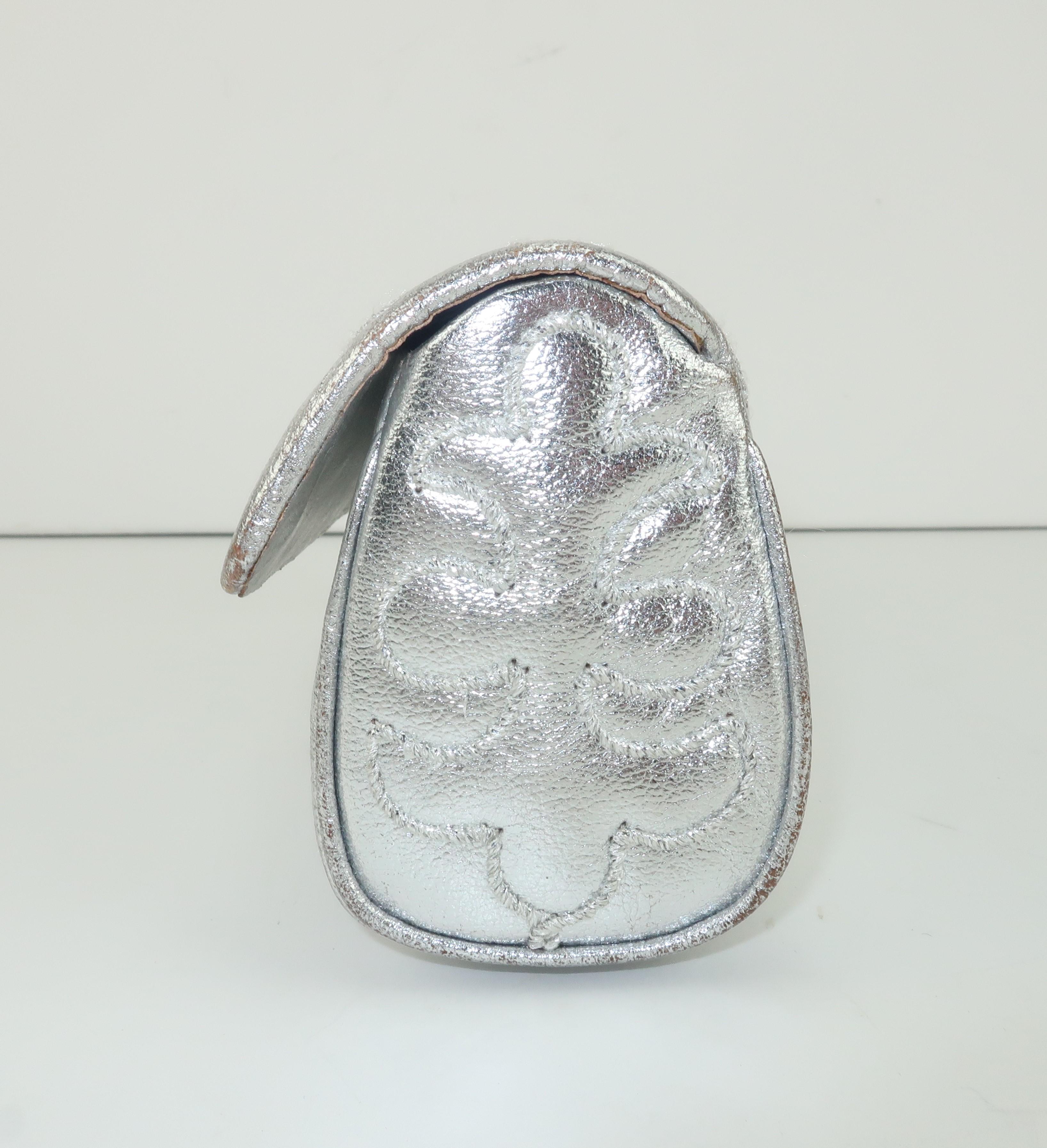 Anne Klein für Calderon, gesteppte silberne Leder-Clutch für den Abend, 1970er Jahre im Zustand „Gut“ in Atlanta, GA