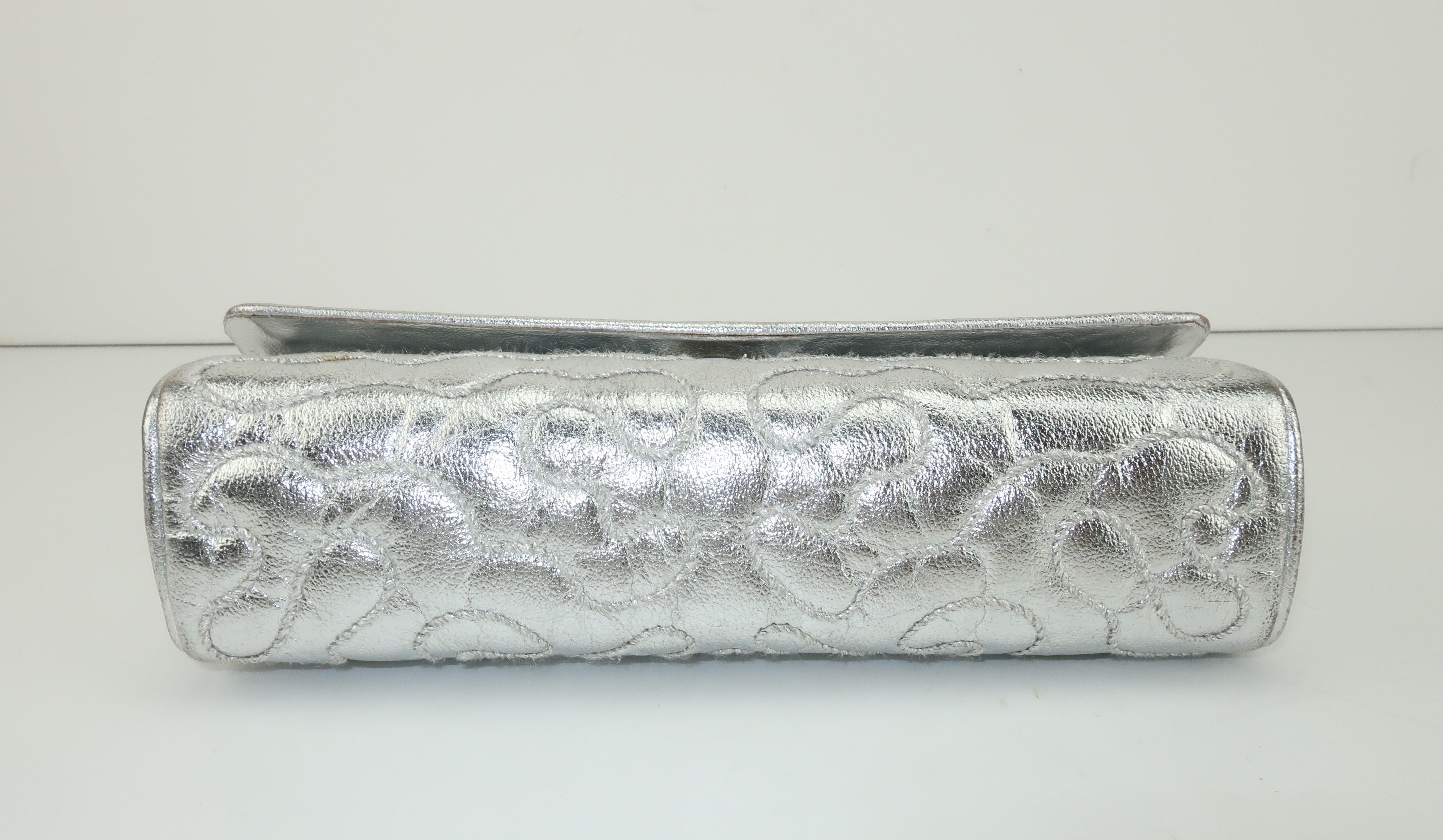 Anne Klein für Calderon, gesteppte silberne Leder-Clutch für den Abend, 1970er Jahre 1