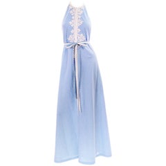 1970er Jahre Anne Klein Vintage Neckholder-Kleid in blau-weißem Gingham-Karo mit Applikation