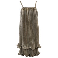Abito da cocktail stile Flapper plissettato in oro di Anonymous degli anni '70