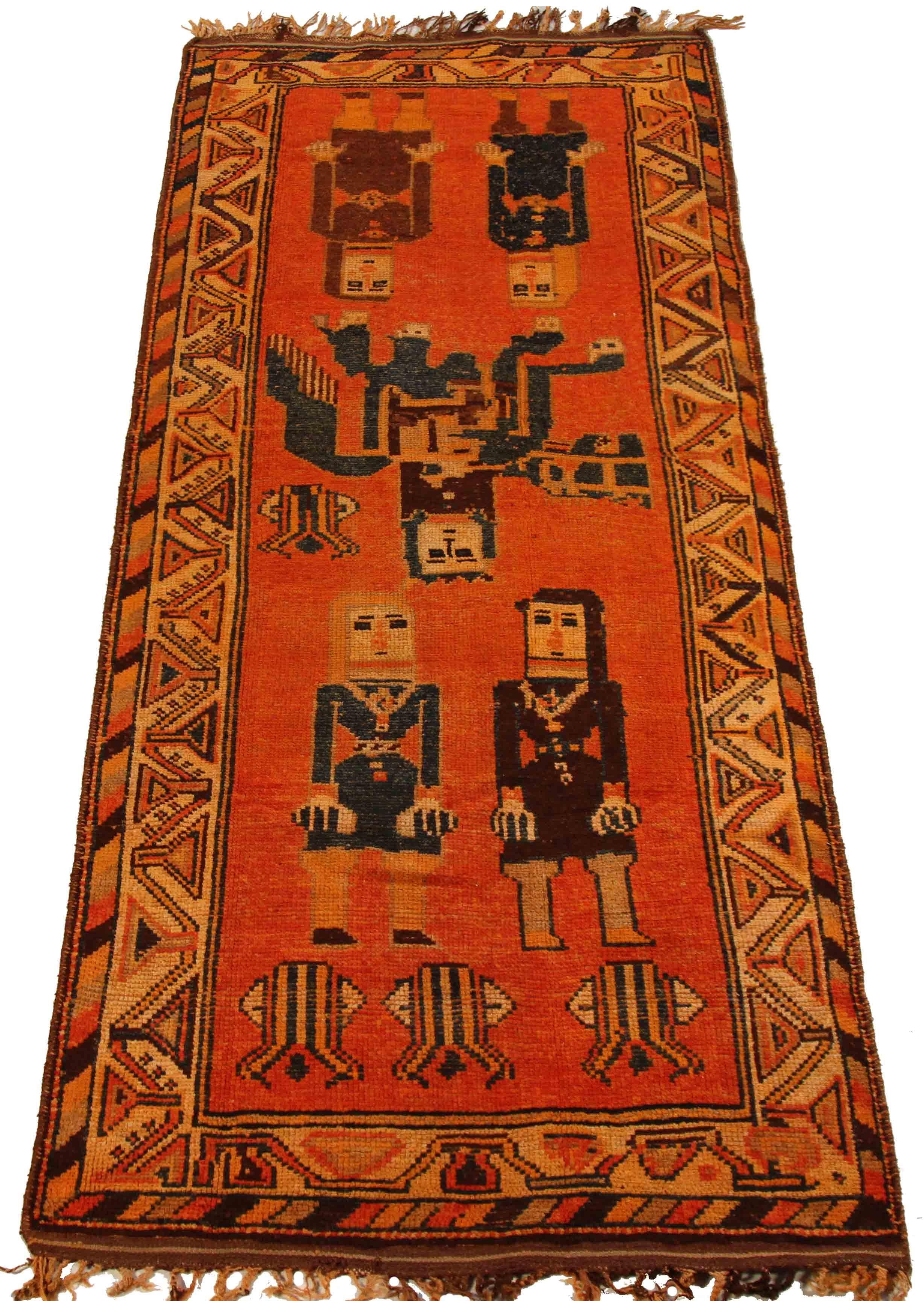 1970s Antique Persian Rug Shiraz Style With Uncommon ‘King & Queen’ Pattern In Excellent Condition For Sale In Dallas, TX
