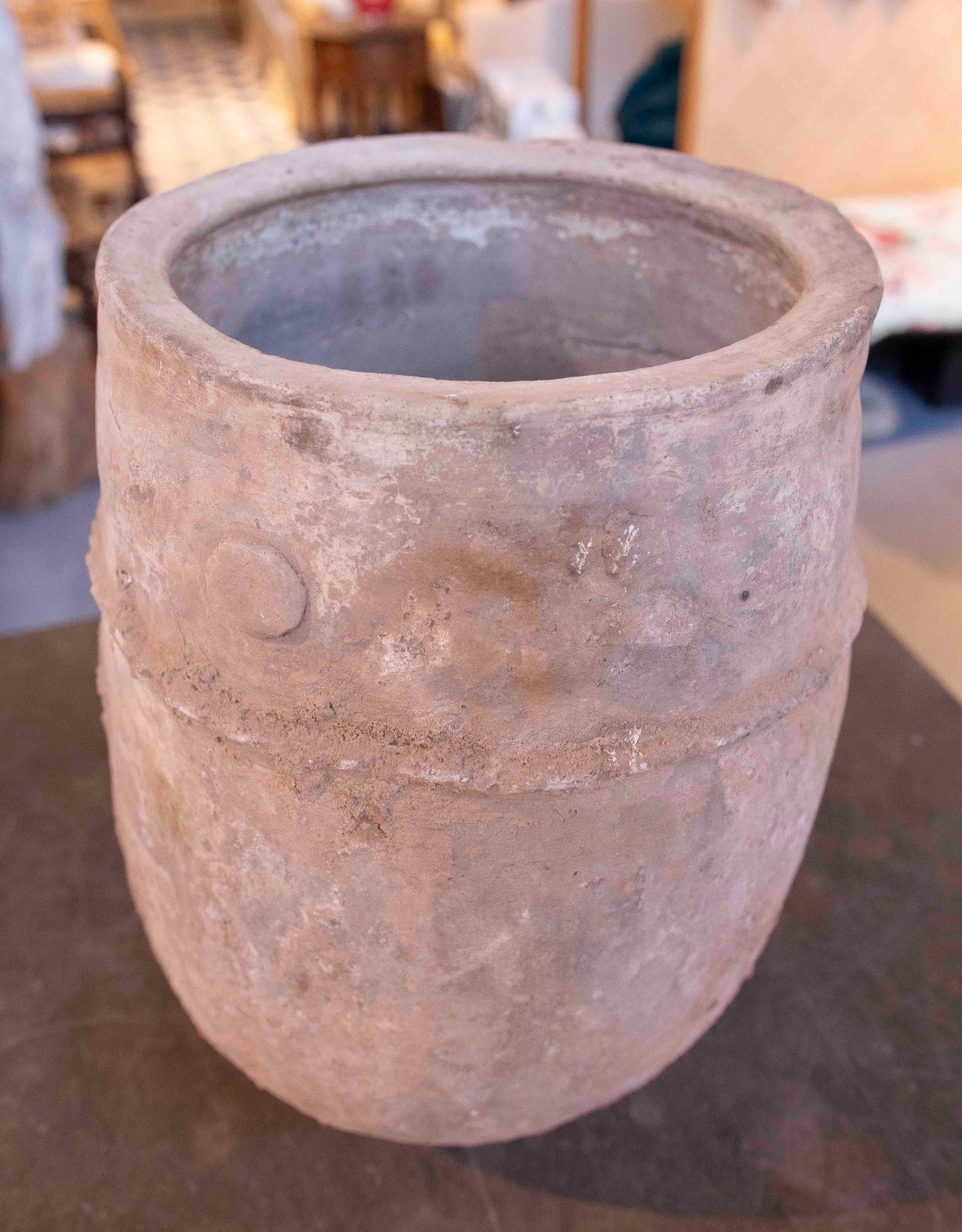 Jarre rustique en terre cuite faite à la main, datant des années 1970 en vente 4