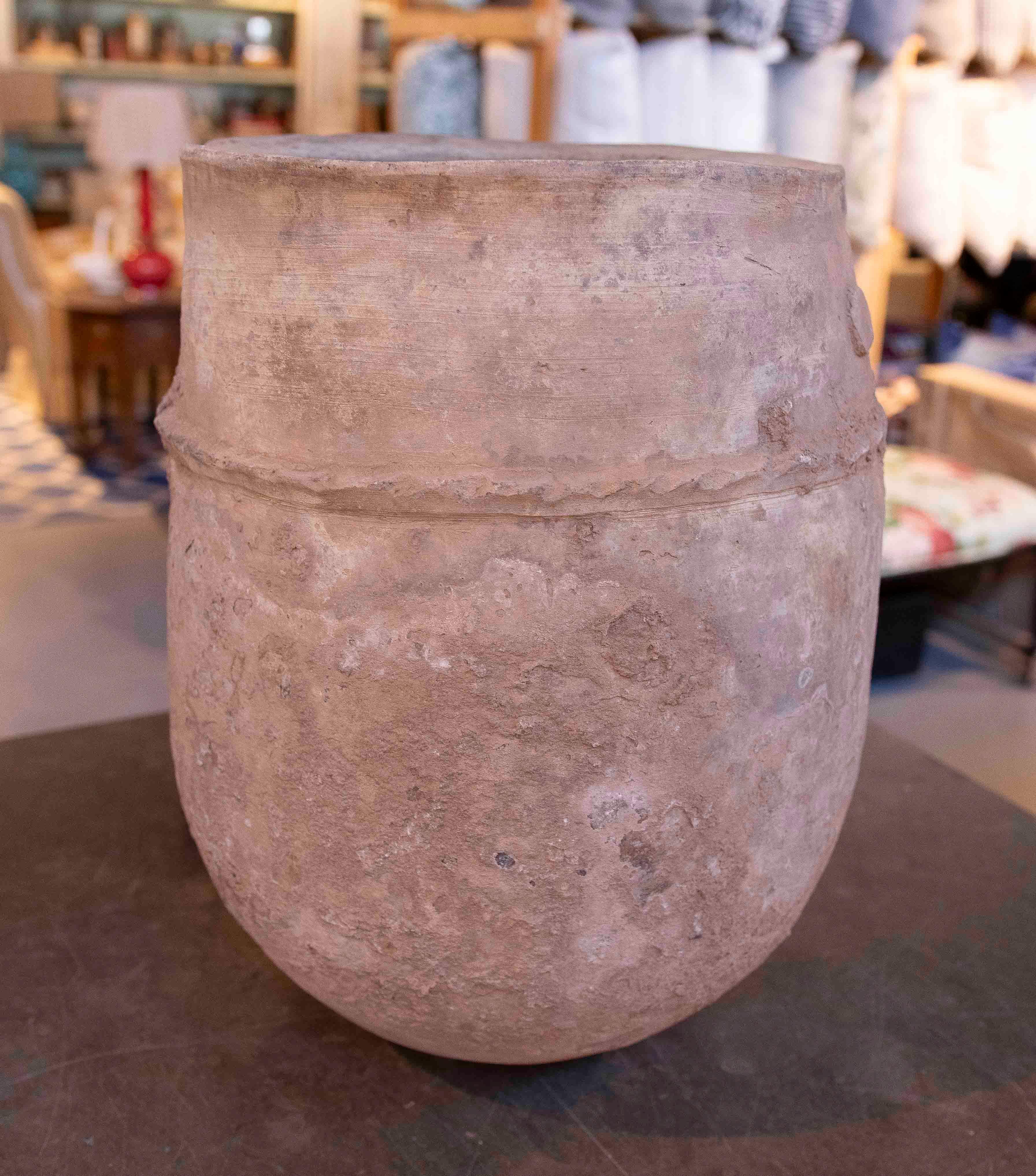 Marocain Jarre rustique en terre cuite faite à la main, datant des années 1970 en vente