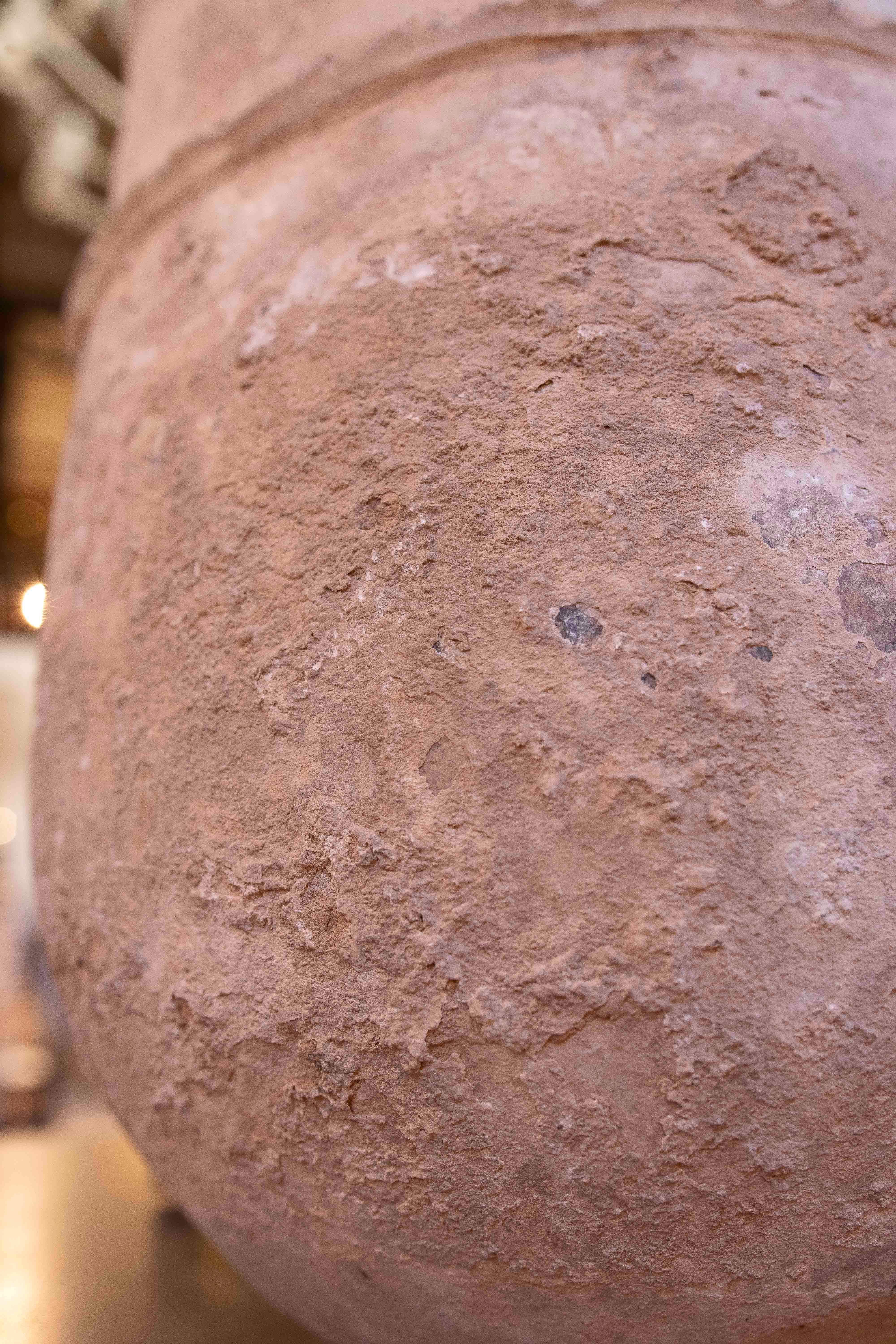 Jarre rustique en terre cuite faite à la main, datant des années 1970 en vente 1