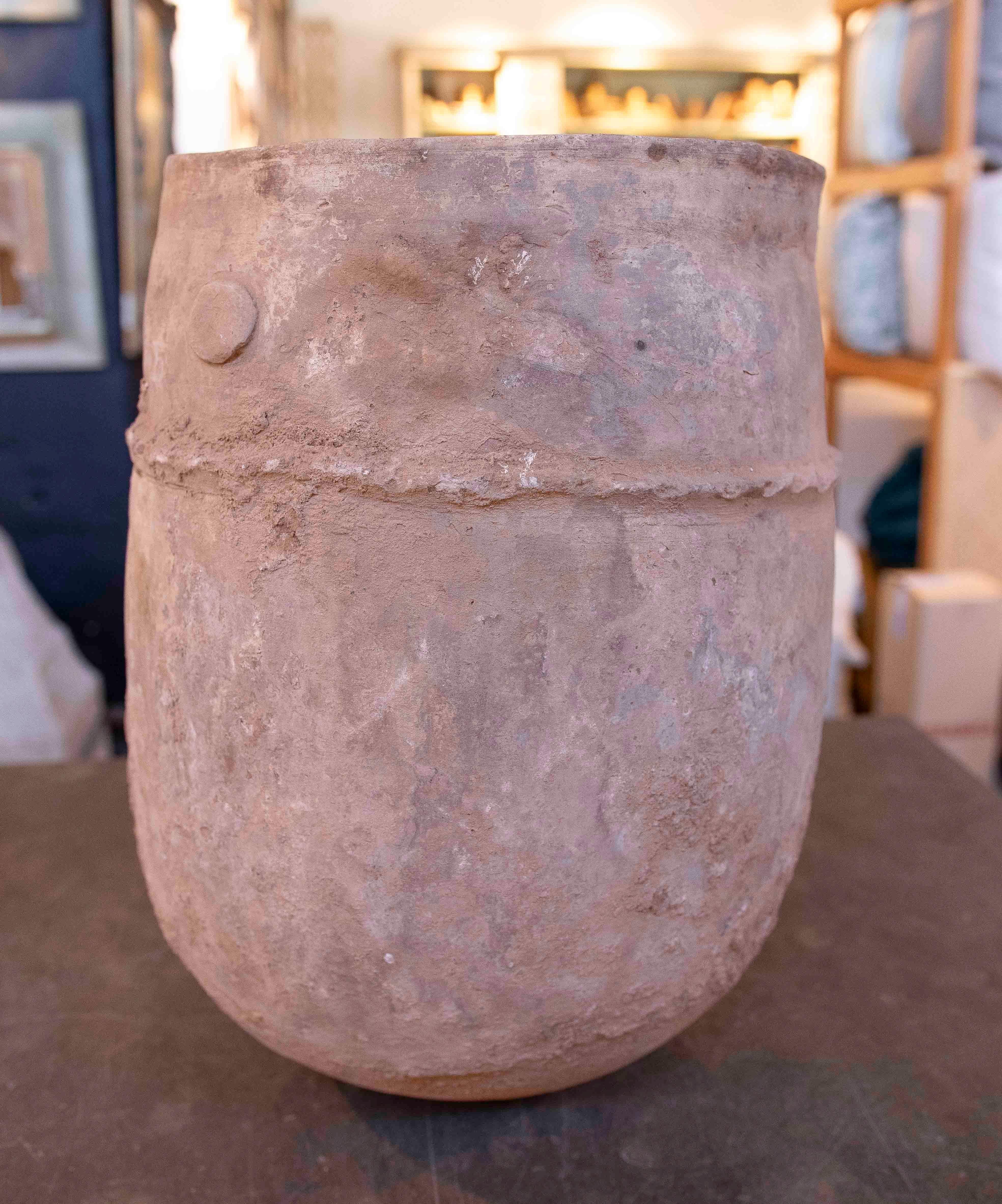 Jarre rustique en terre cuite faite à la main, datant des années 1970 en vente 2