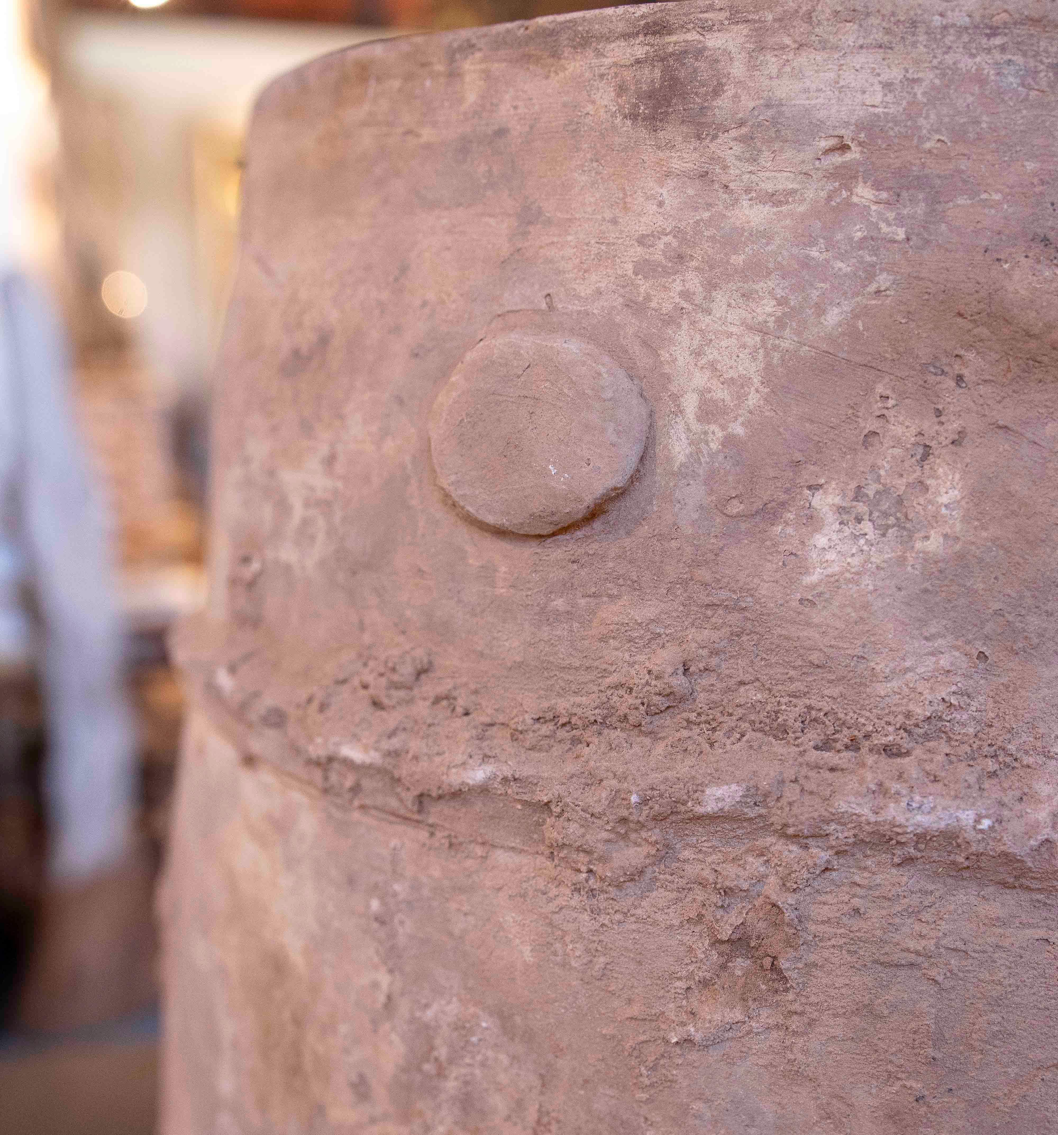 Jarre rustique en terre cuite faite à la main, datant des années 1970 en vente 3