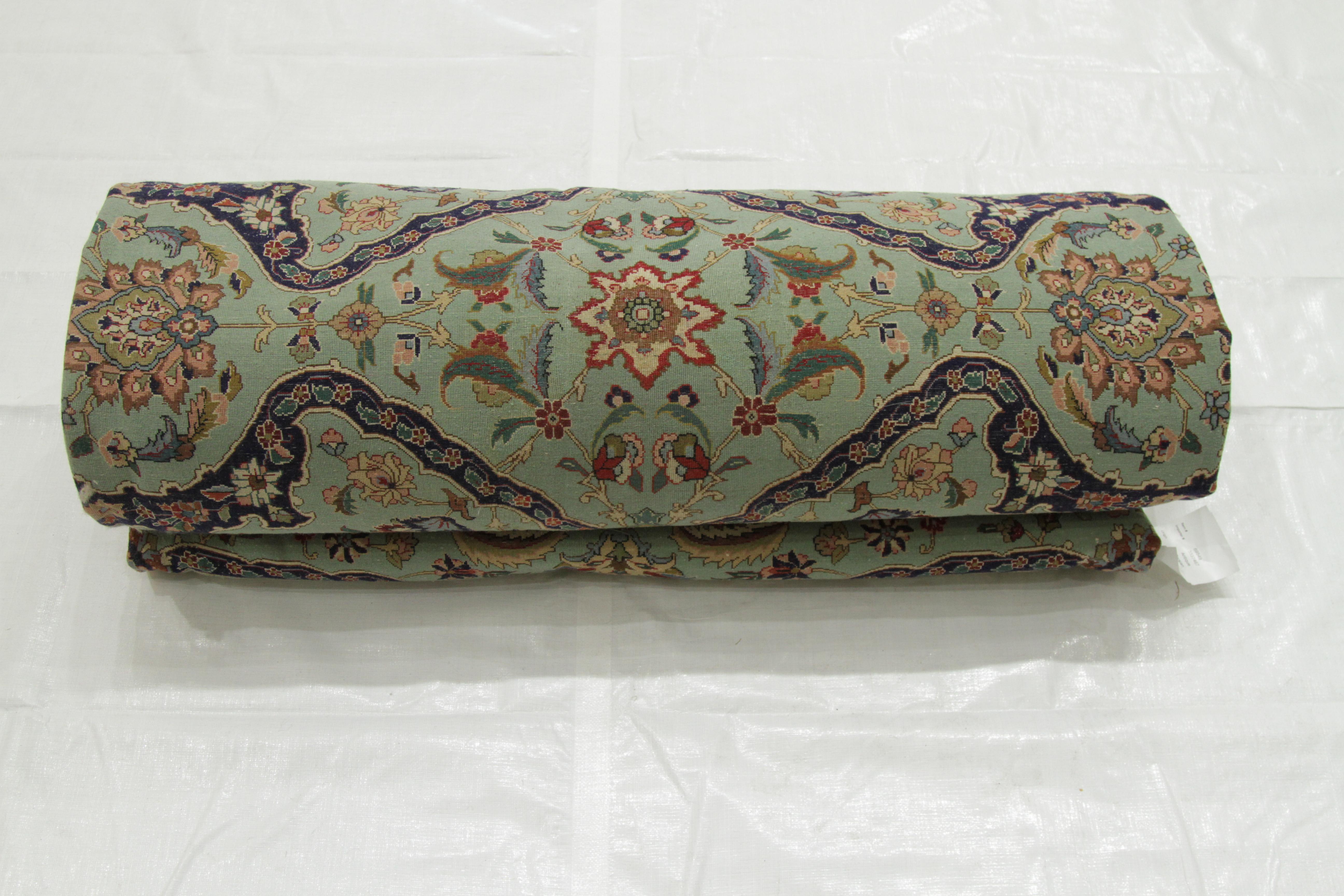 1970s Antique Tabriz Persian Rug with a Grand Blue and Red Floral Design For Sale 4