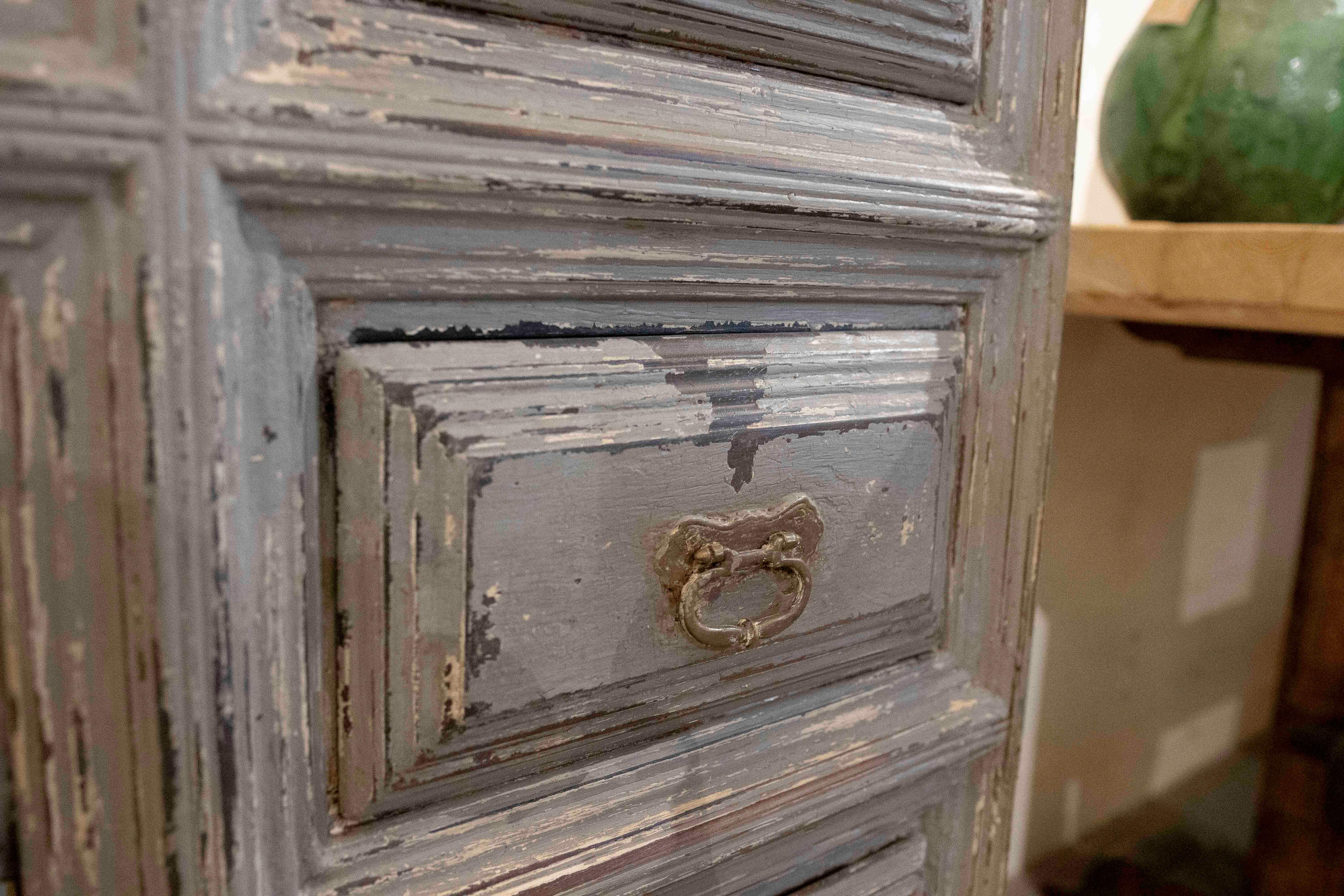 Cassettiera antica in legno degli anni '70 con sei cassetti e patina grigia invecchiata in vendita 3