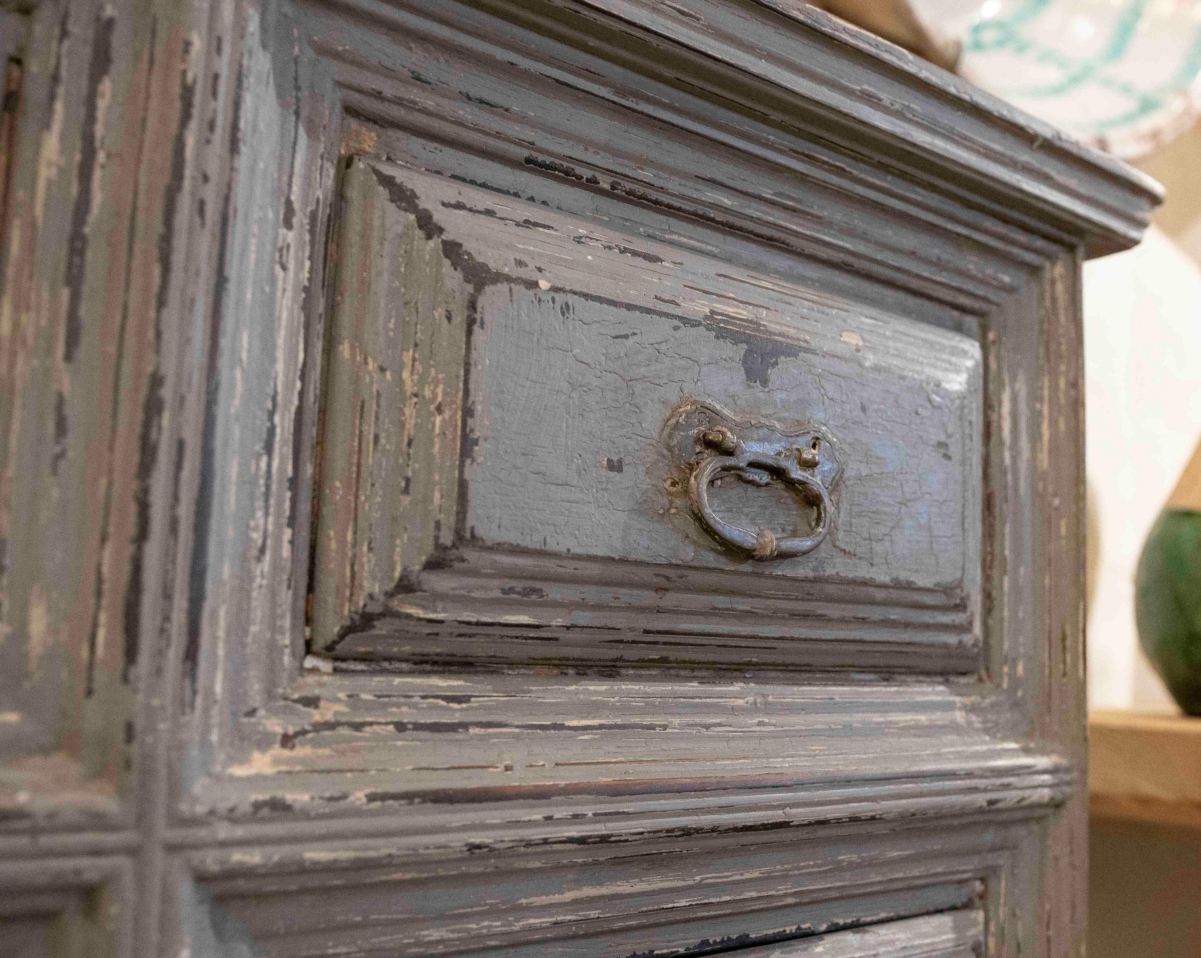 Cassettiera antica in legno degli anni '70 con sei cassetti e patina grigia invecchiata in vendita 4