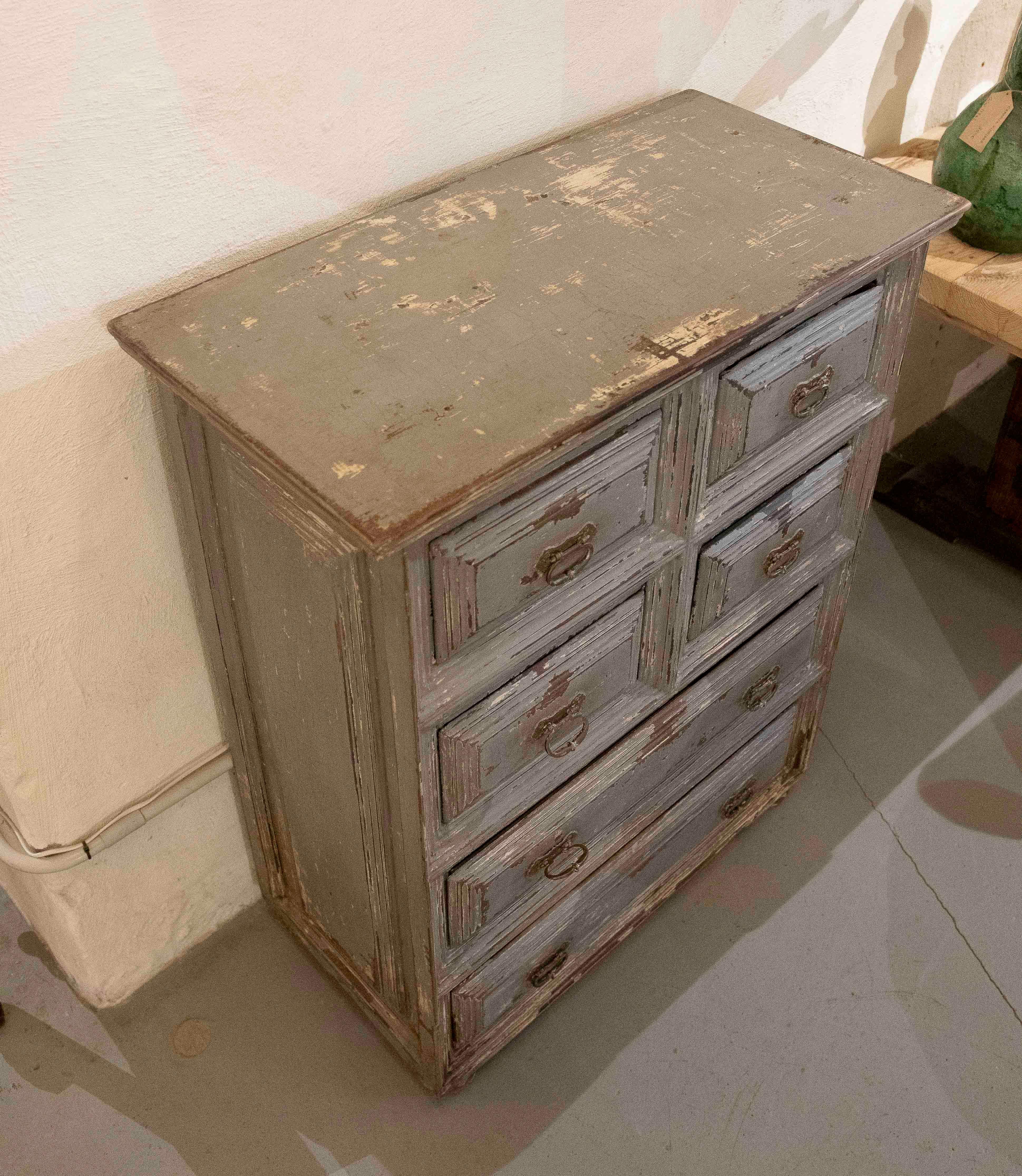 Cassettiera antica in legno degli anni '70 con sei cassetti e patina grigia invecchiata in vendita 6