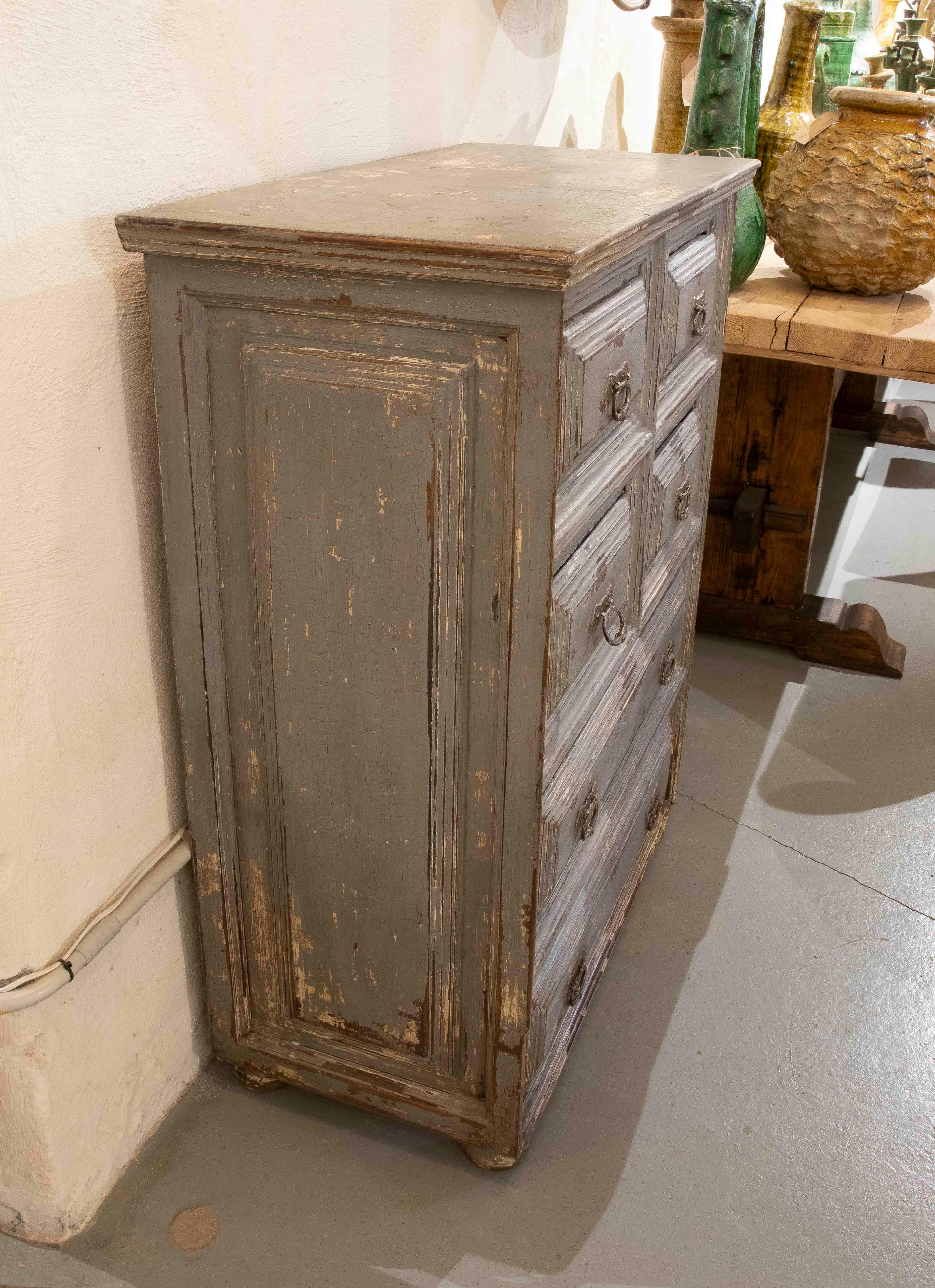 Spagnolo Cassettiera antica in legno degli anni '70 con sei cassetti e patina grigia invecchiata in vendita